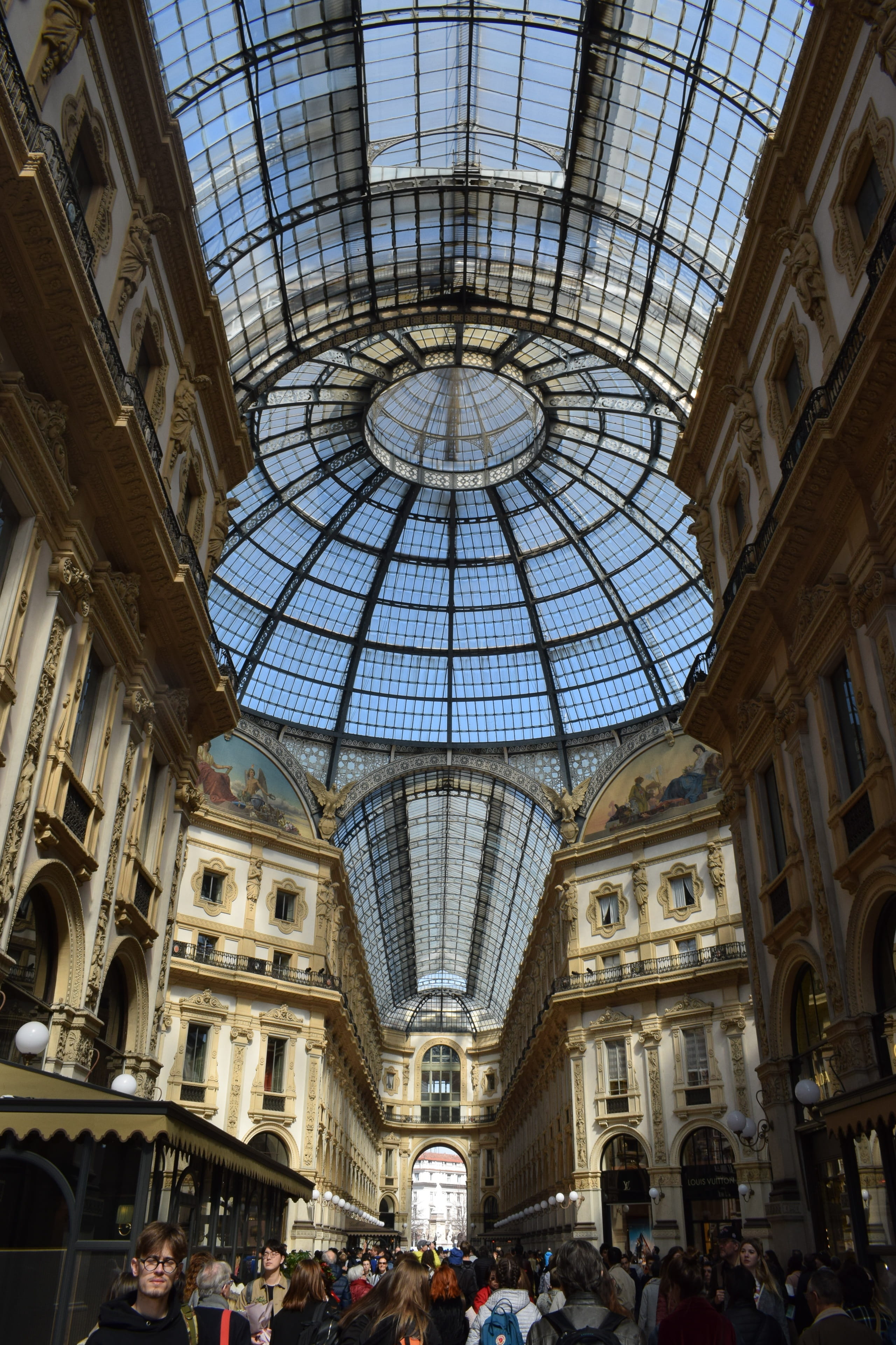 group of people, real people, travel destinations, geometric, luxury, glass, ceiling, architecture, 4K, building exterior, travel, built structure, outdoors, Phone HD Wallpaper