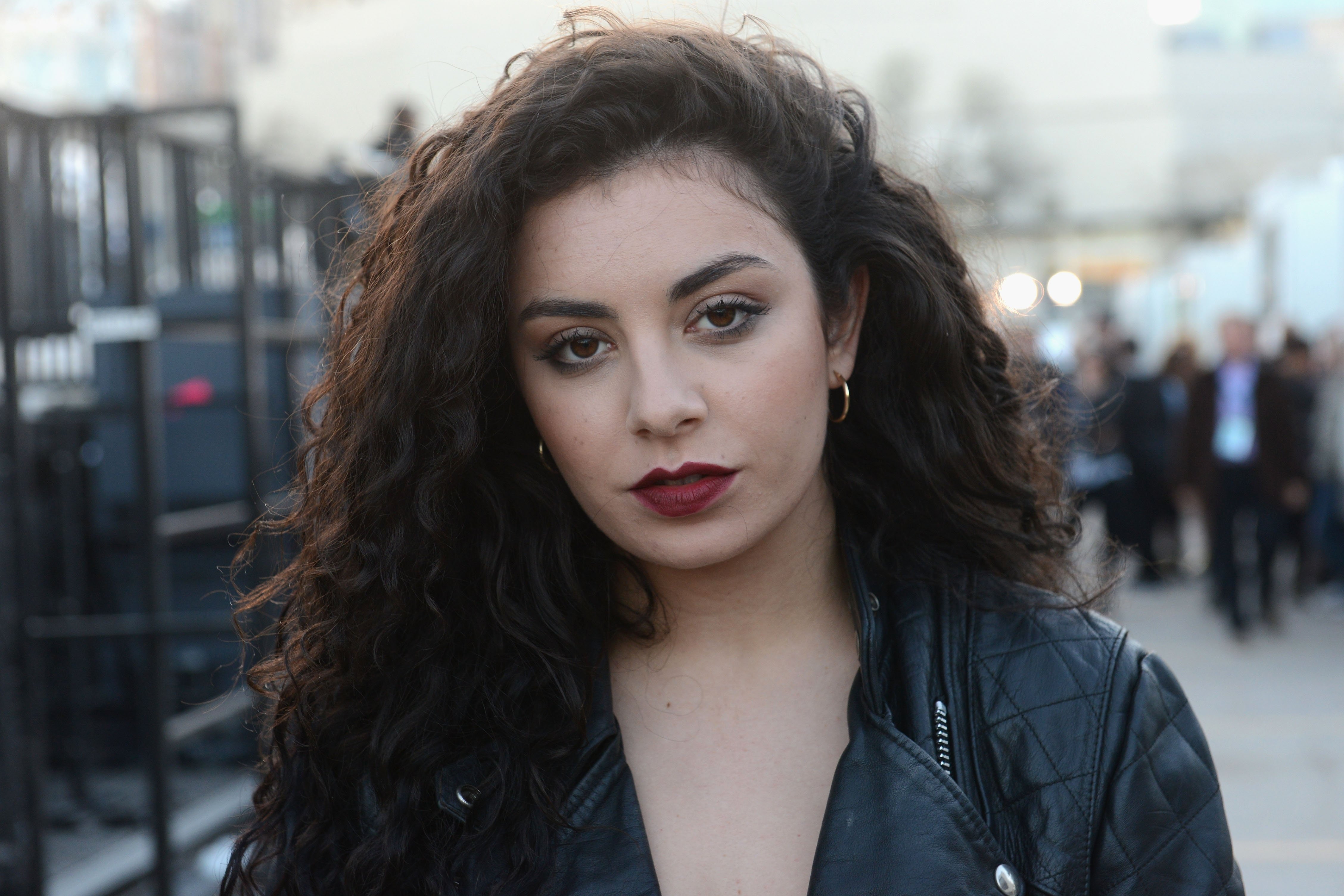 electro, singer, 4K, pop, house, electronica, synth, charli, indie, synthpop, xcx, babe, HD Wallpaper