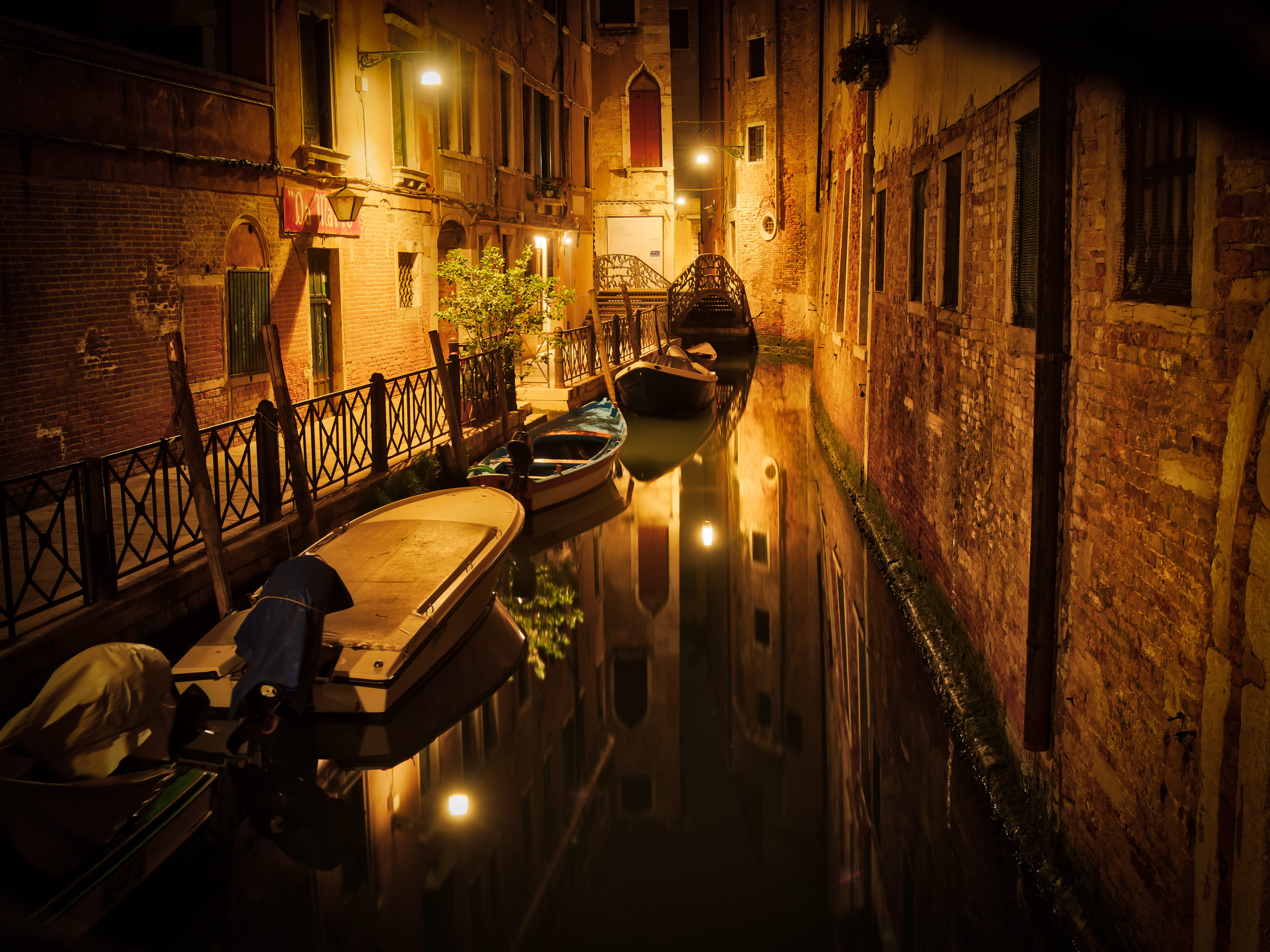 building exterior, night, architecture, street, alley, city, gondola, gondola boat, oar, reflection, transportation, boats, built structure, buildings, HD Wallpaper