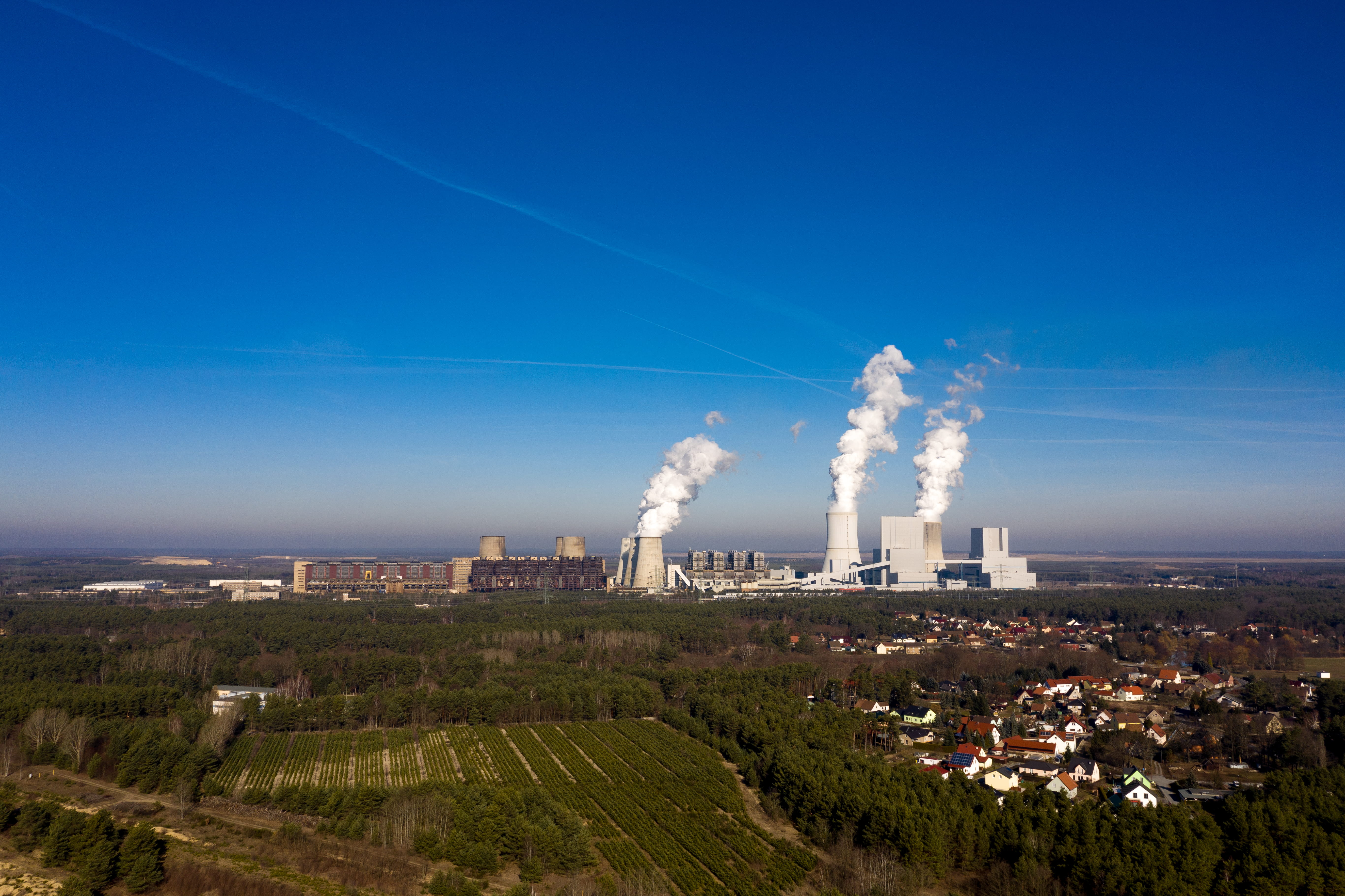 waterfront, kraftwerk boxberg, environmental issues, built structure, building exterior, architecture, city, pollution, smoke - physical structure, sky, HD Wallpaper