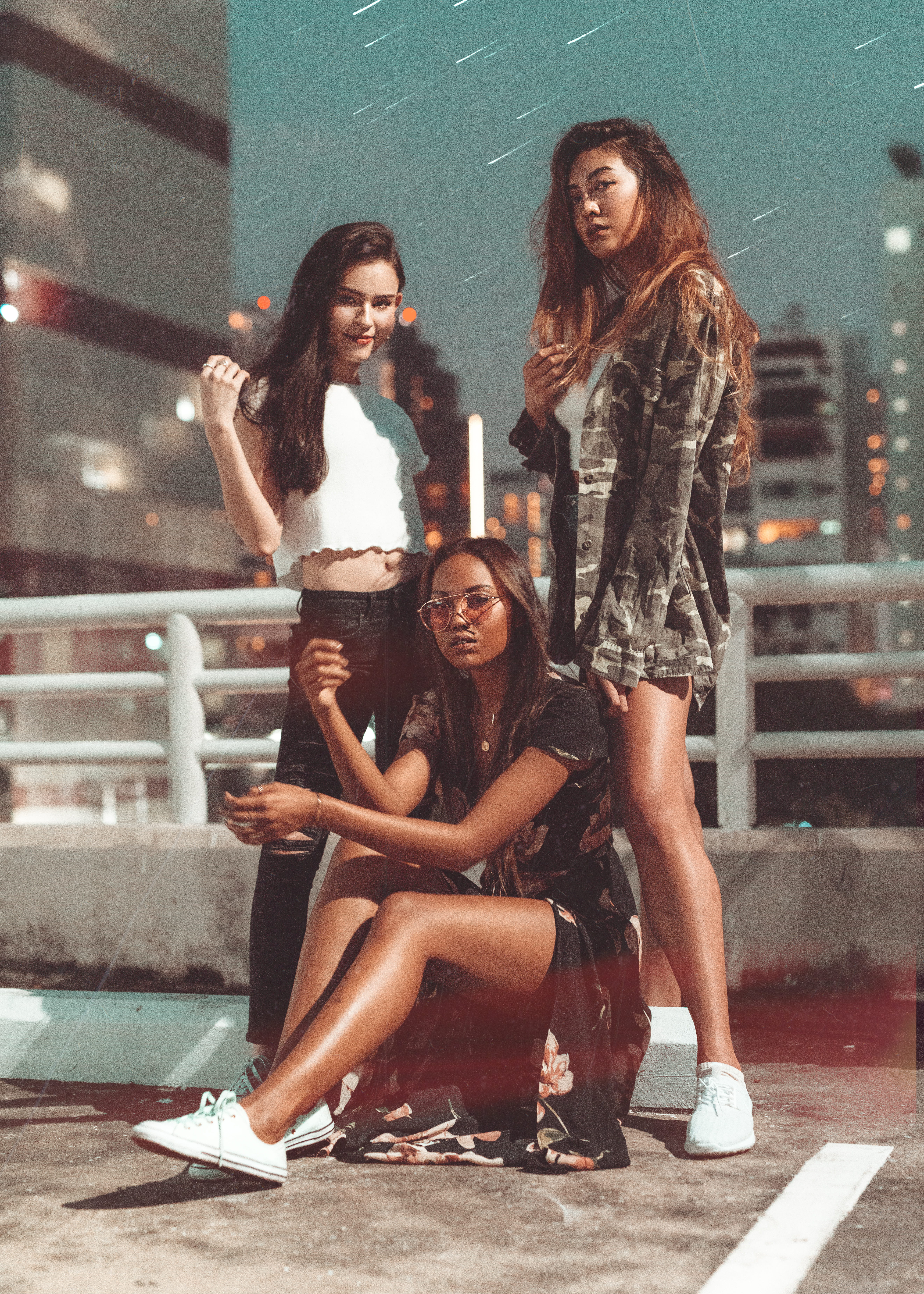 friends, happiness, young women, young adult, full length, females, people, friendship, beautiful woman, near, hairstyle, modern, positive emotion, three, Phone HD Wallpaper