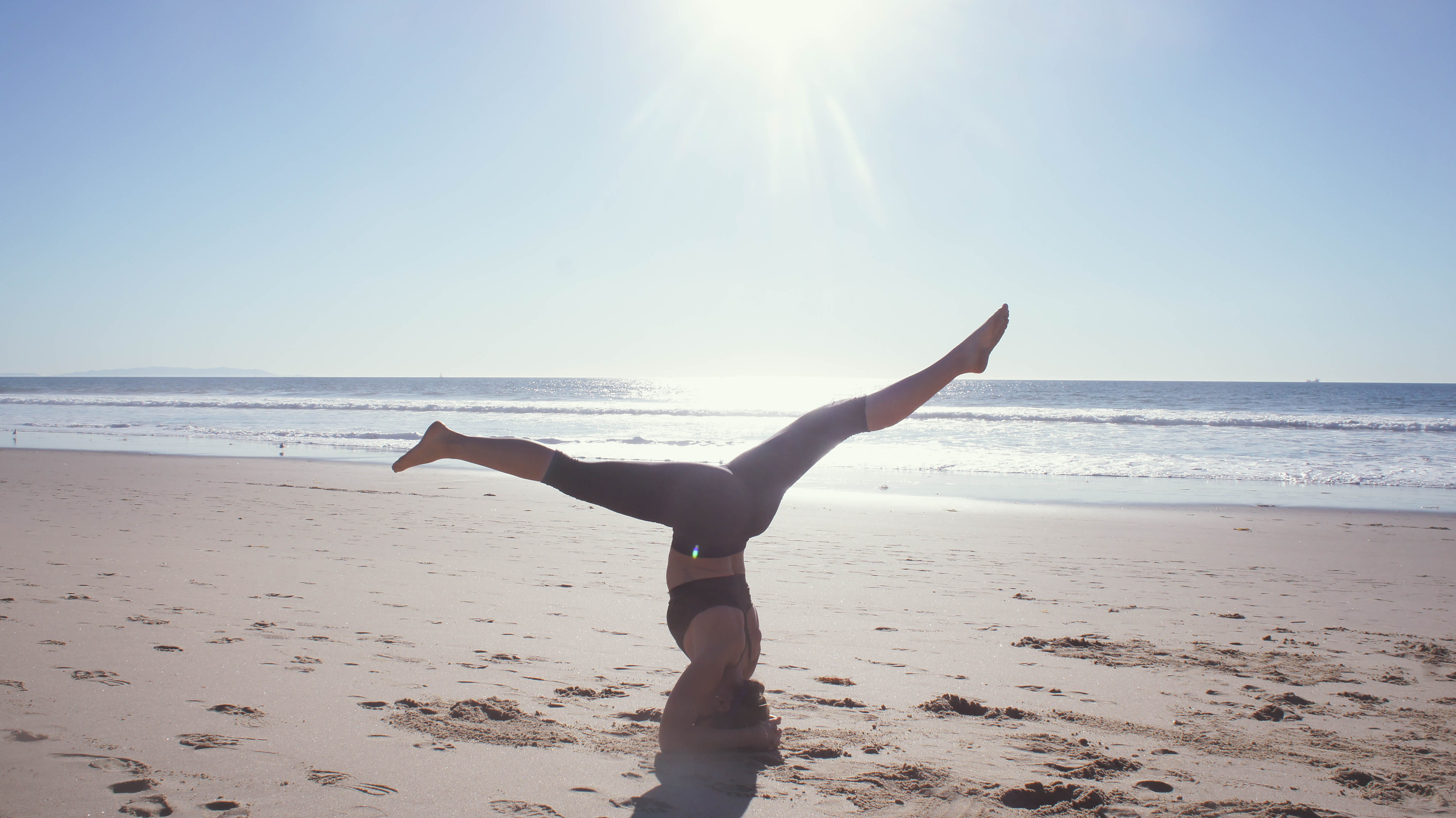 sunlight, exercising, beach, sun, real people, full length, horizon, fitness, horizon over water, stretching, leisure activity, handstand, split, lens flare, HD Wallpaper