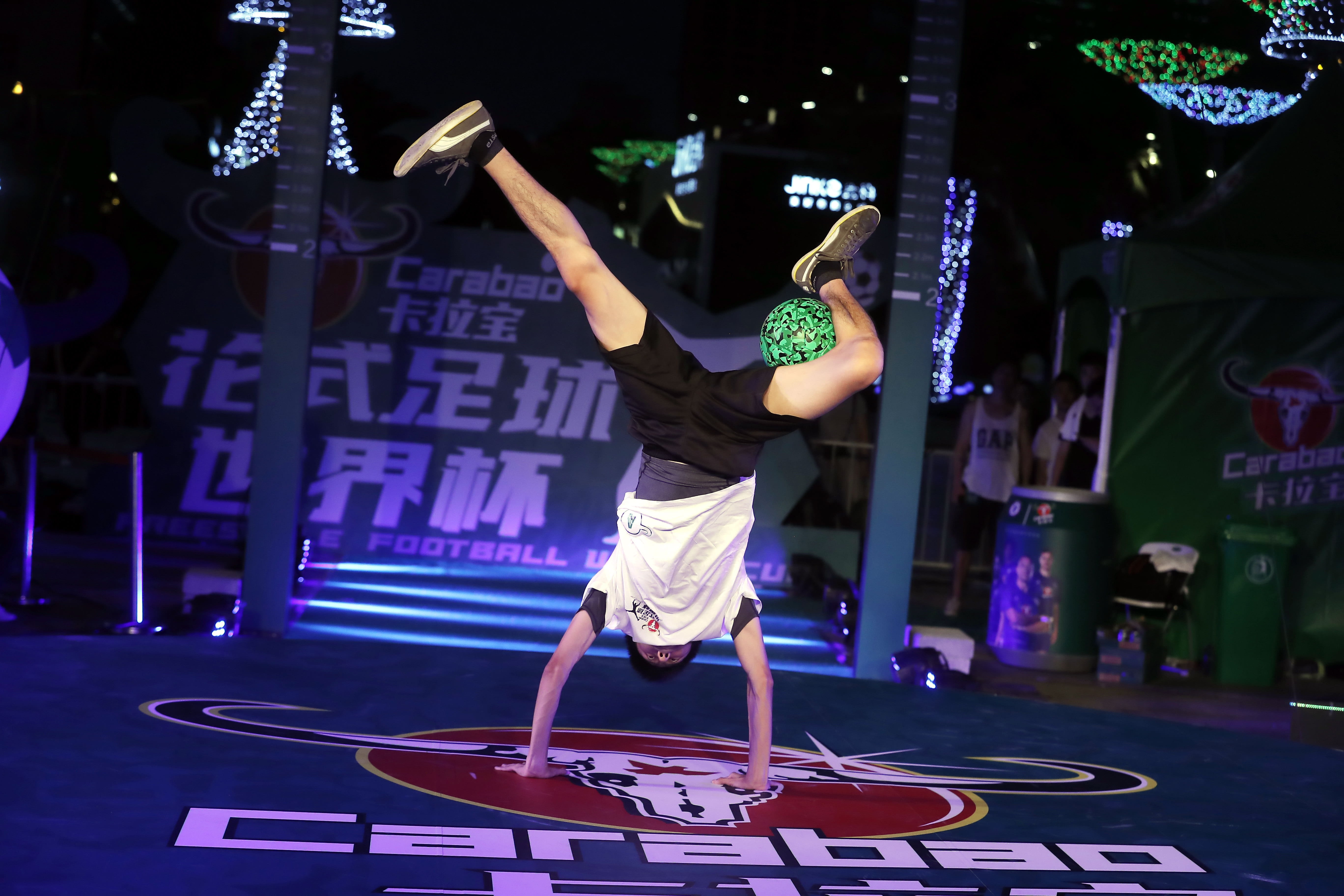 men, mid-air, motion, real people, jumping, beautiful clip ball, young adult, sport, night, healthy lifestyle, fancy football, dancing, skill, full length, HD Wallpaper