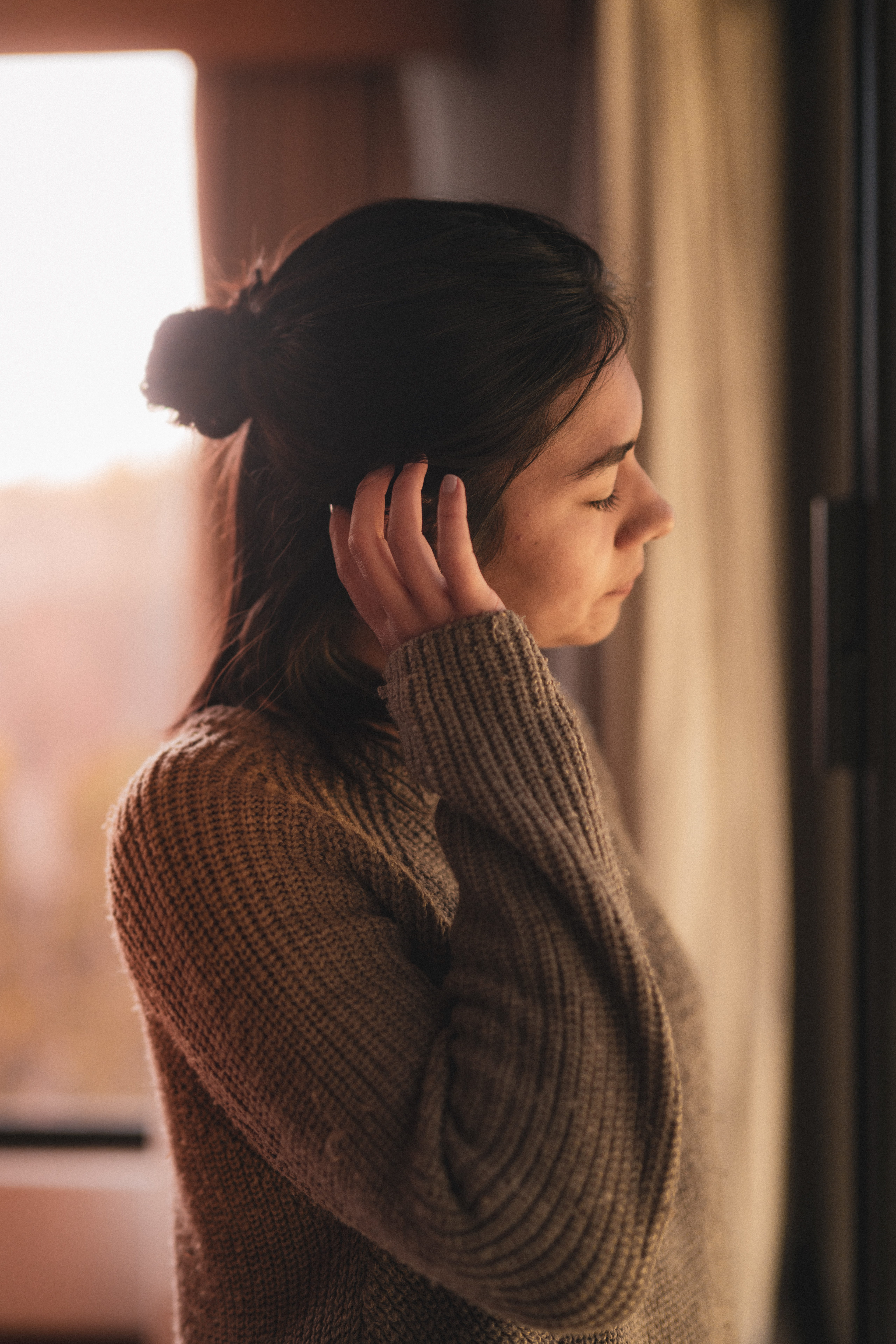 standing, profile view, lifestyles, bookcase, selective, contemplation, clothing, young adult, sweater, long hair, headshot, turtleneck, 8K, leisure activity, Phone HD Wallpaper