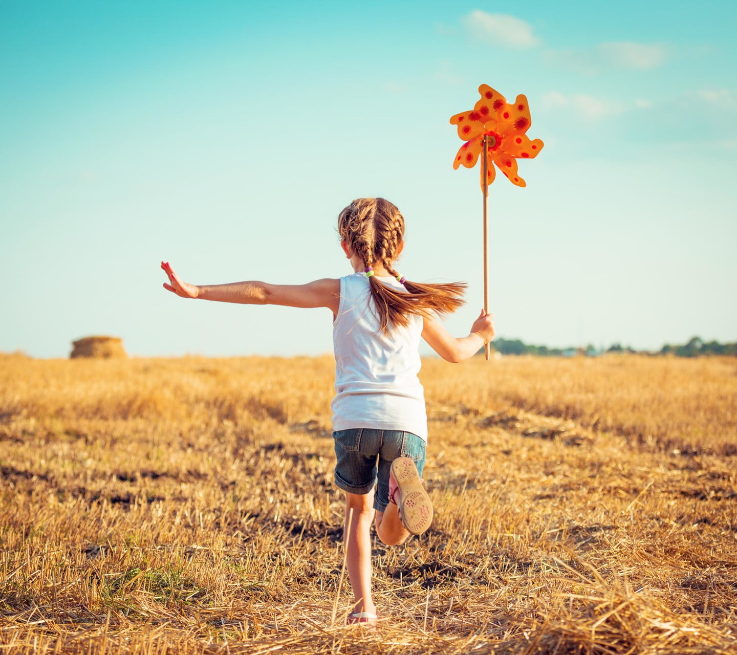 blue, arms outstretched, arms raised, land, lifestyles, girls, top, limb, sunlight, nature, child, 720P, tank, sky, real people, outdoors, girl, freedom, HD Wallpaper