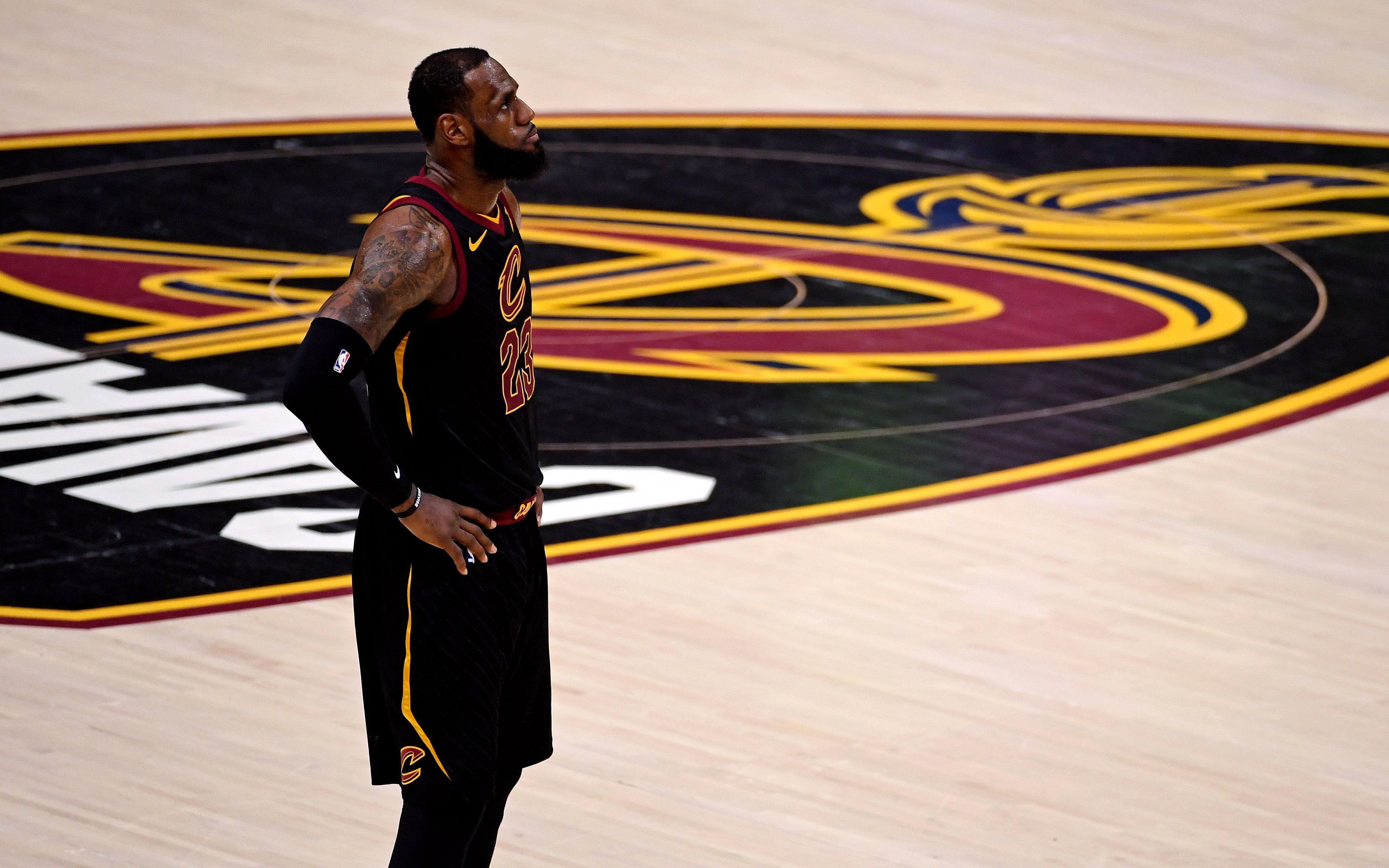 side view, skill, three quarter length, lifestyles, james, casual clothing, men, young men, full length, day, young adult, lebron, nba, focus on foreground, HD Wallpaper