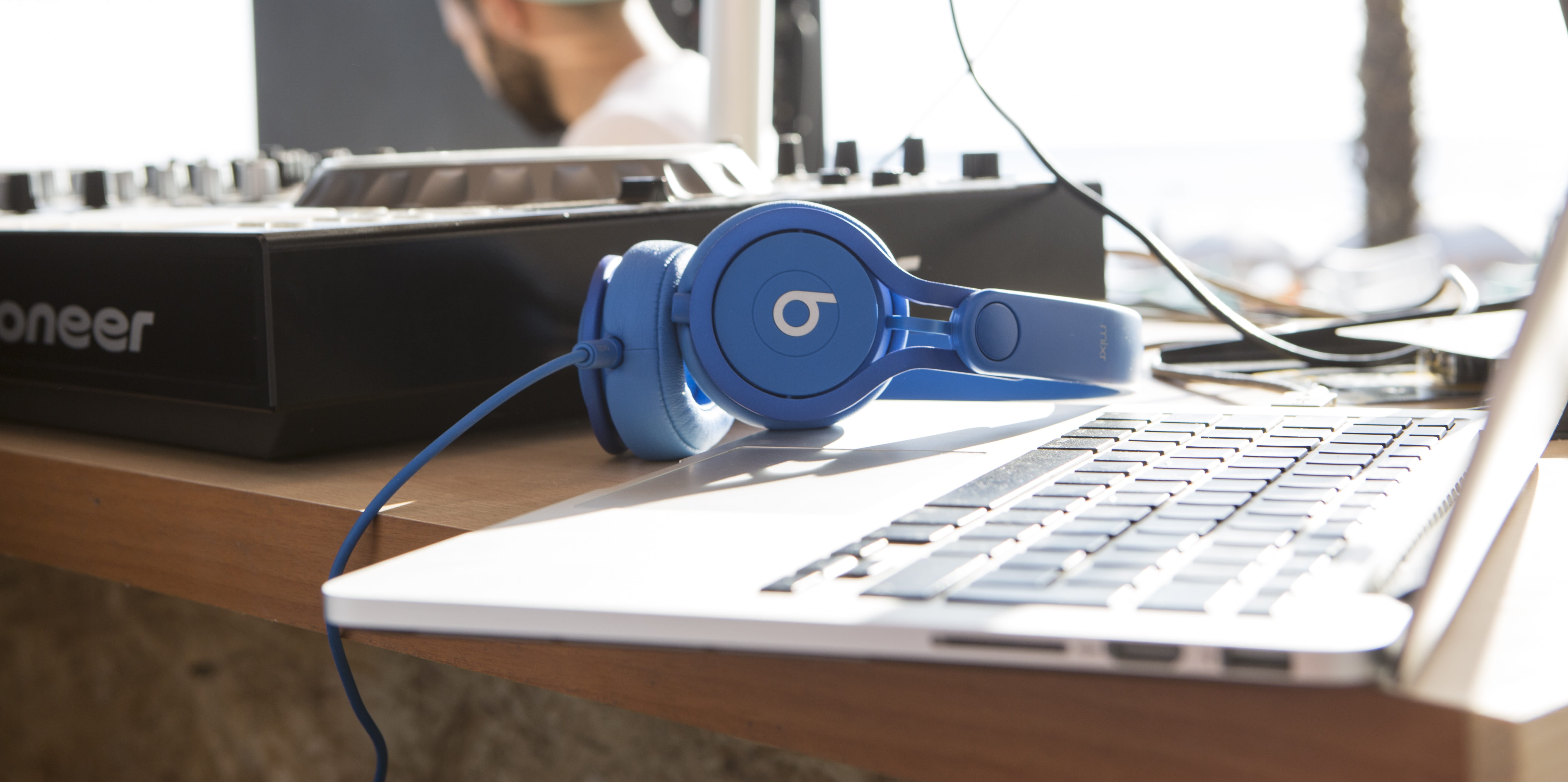 music, men, beach, indoors, adult, computer equipment, connection, have fun, computer, live, event, stay together, technology, dj, close-up, furniture, HD Wallpaper