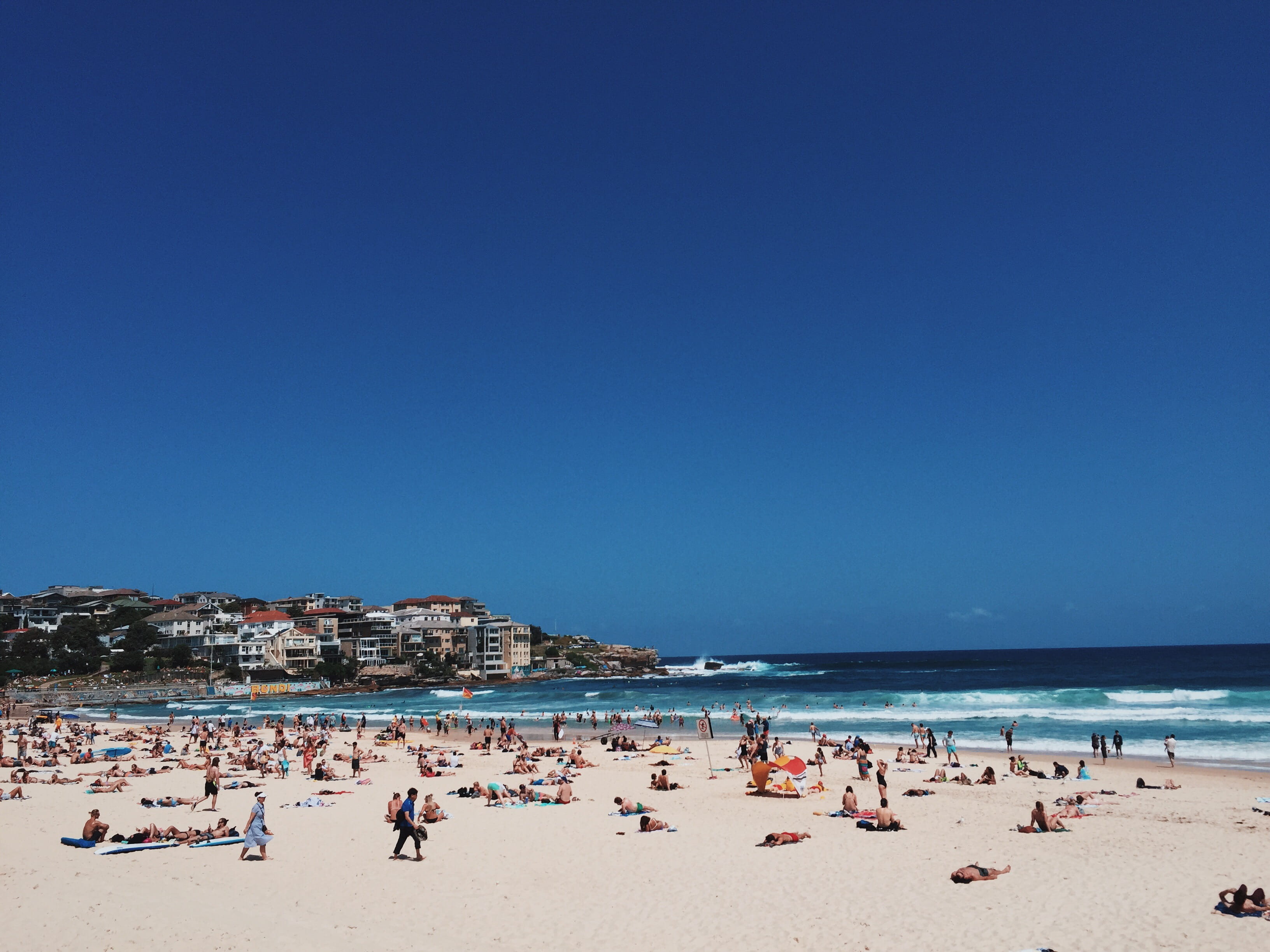 real people, blue, beauty in nature, beach, bondi, architecture, large group of people, ocean, sea, clear sky, crowd, australia, 2K, land, sun, party, HD Wallpaper