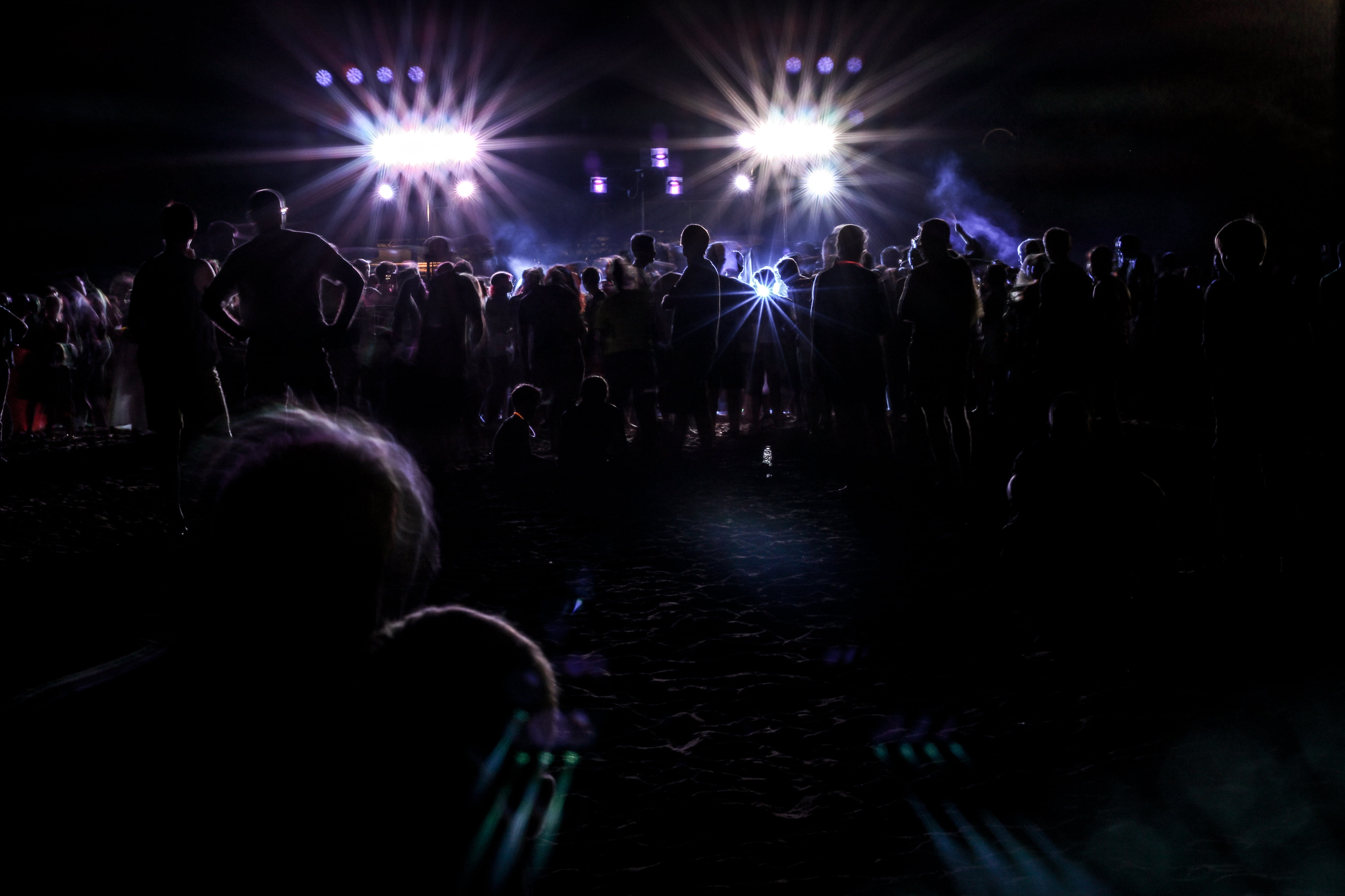 concert, light, outdoors, women, lens flare, have fun, lighting equipment, large group of people, beach, dances, night, ferragosto, people, performance, HD Wallpaper