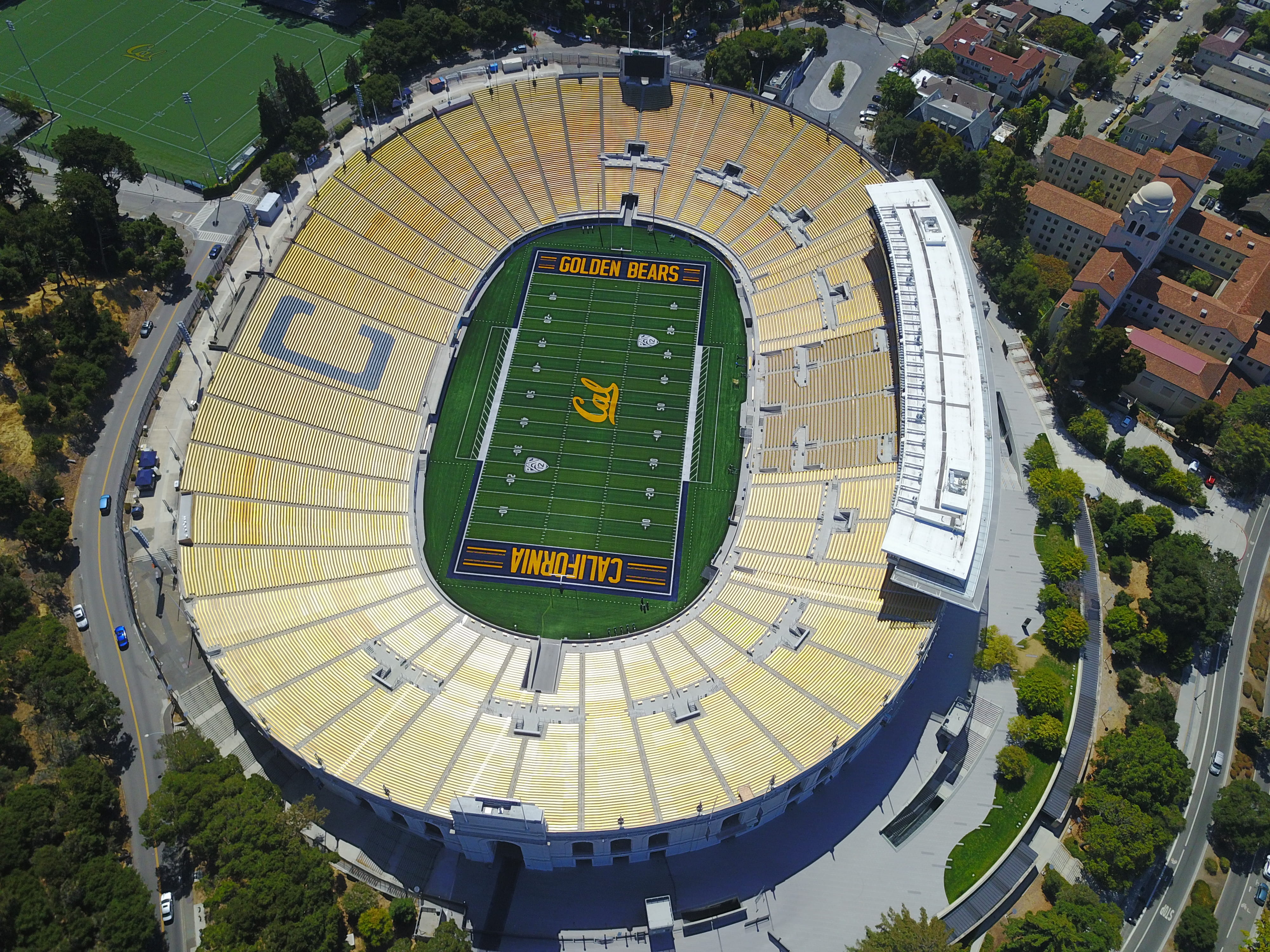 berkeley, large group of people, goldenbear, communication, day, football, grass, playing field, built structure, aerial view, real people, 4K, cal, architecture, HD Wallpaper