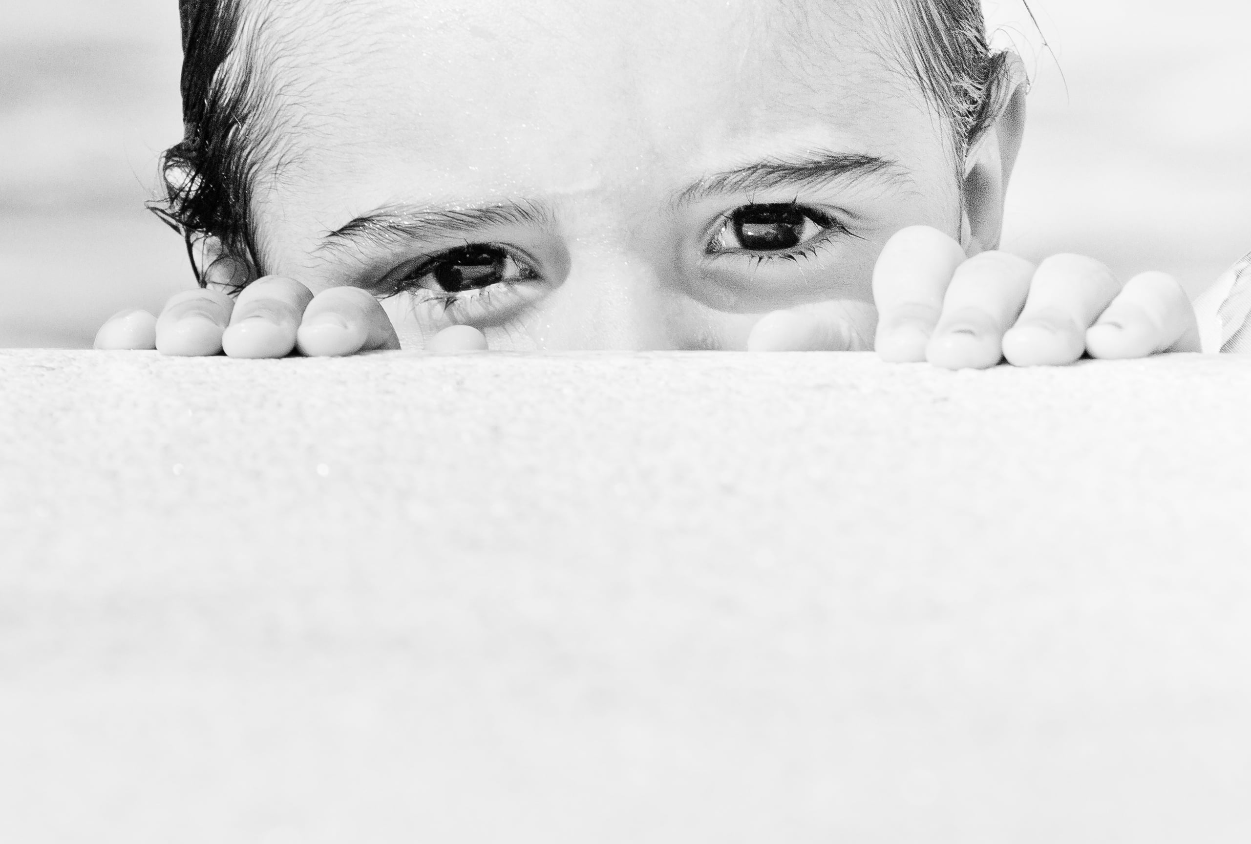 childhood, black And White, Black eyes, portrait, pic, mirada, photographer, hiding, imagen, child, human Face, photo, ojos negros, small, photography, HD Wallpaper