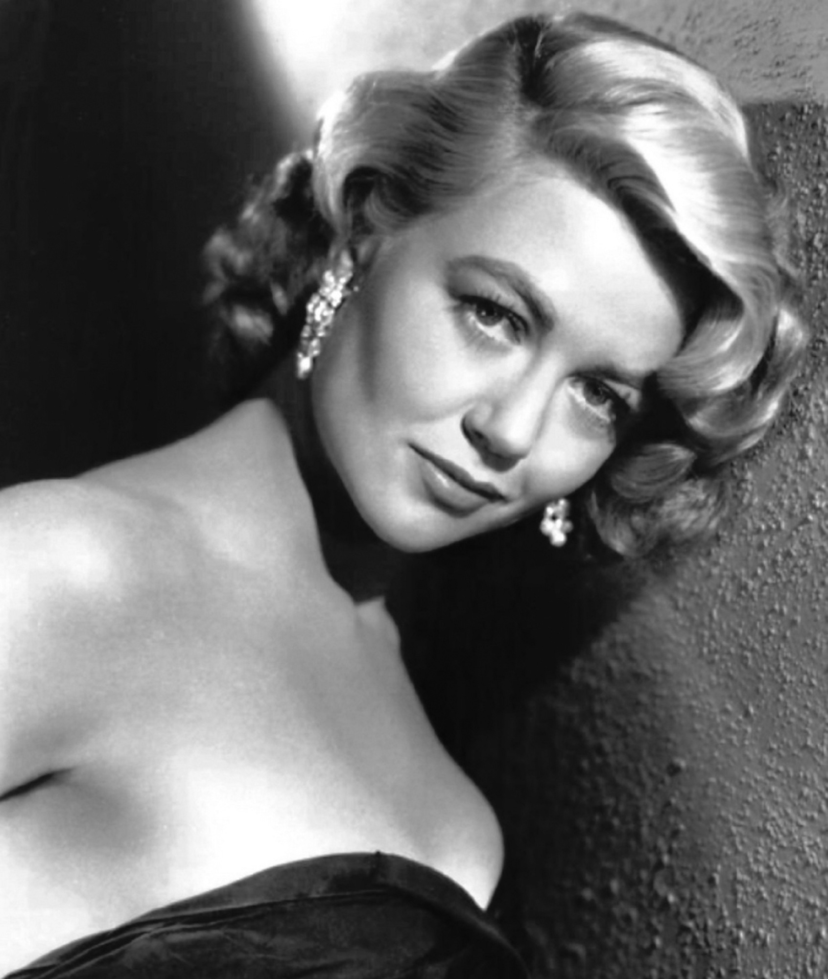 cinema, vintage, monochrome, contemplation, beautiful people, young adult, hollywood, 1080P, headshot, one person, looking at camera, actress, looking, Phone HD Wallpaper