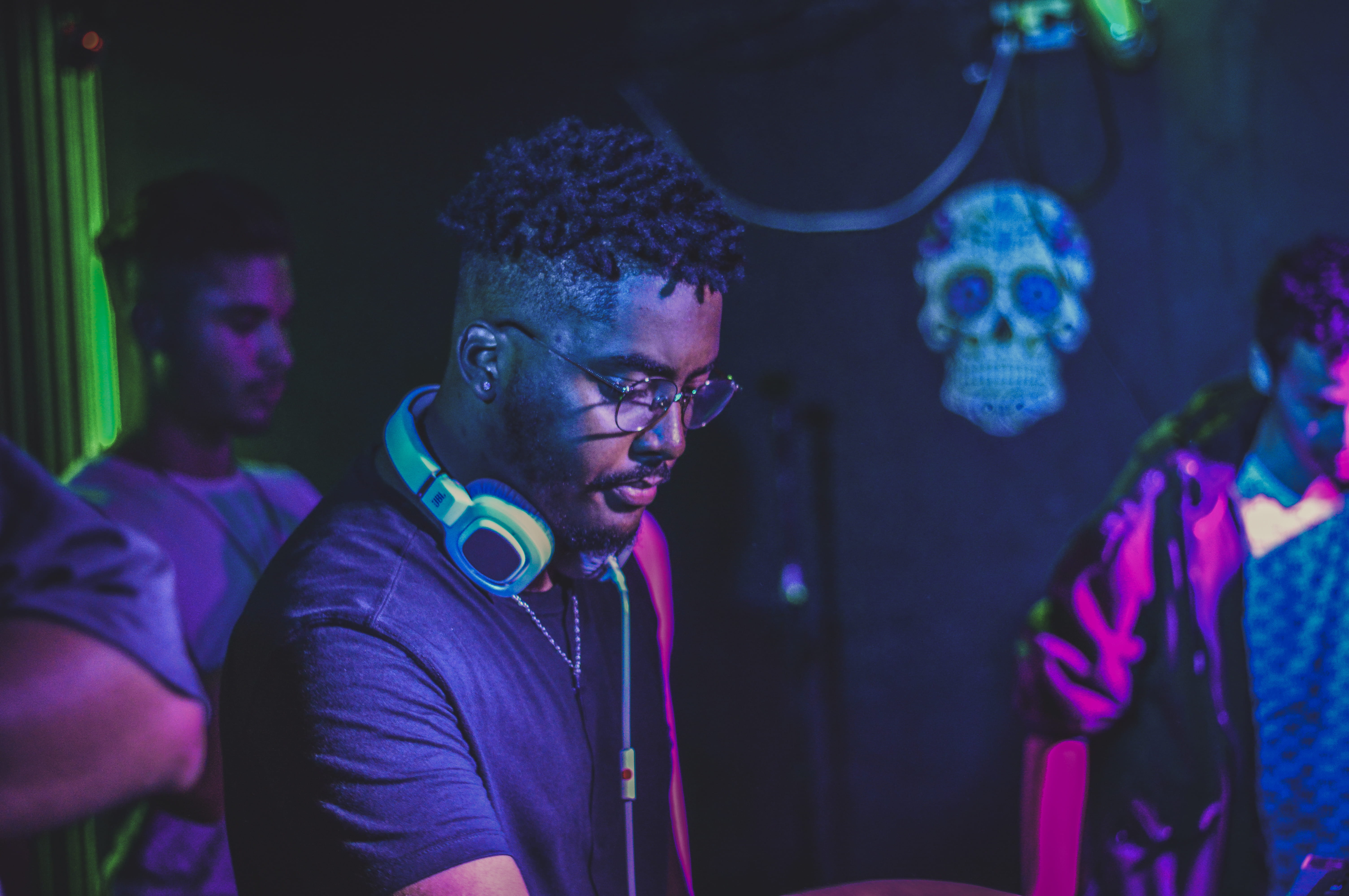 performance, party - social event, indoors, wearing, deejay, brazil, brazilian, 5K, blue, trap, african american, night, arts culture and entertainment, HD Wallpaper