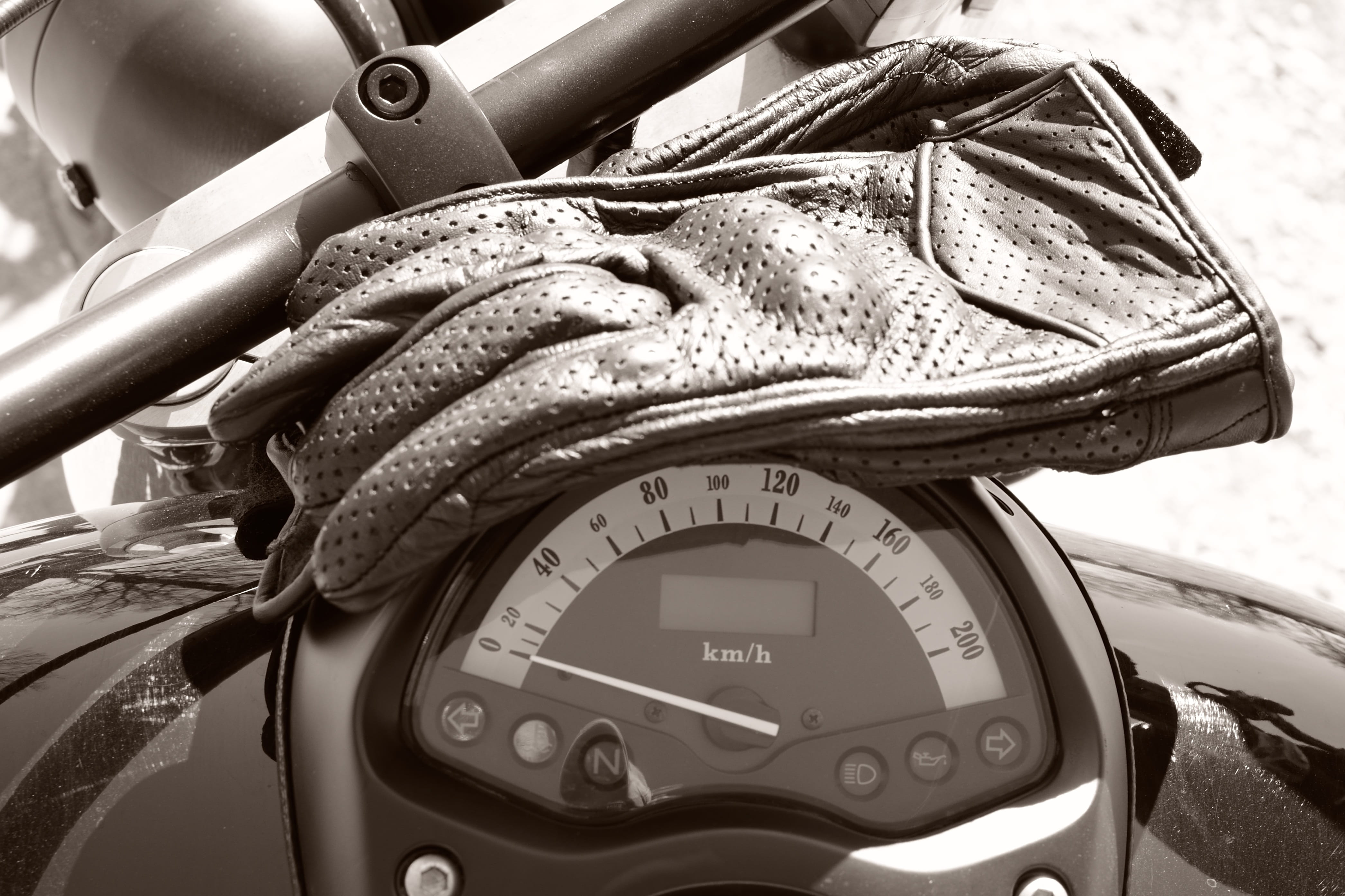 control, classic, 4K, speedo, close-up, meter - instrument of measurement, fun, transportation, car, bike, motor vehicle, harley gloves, motorcycle, no people, HD Wallpaper