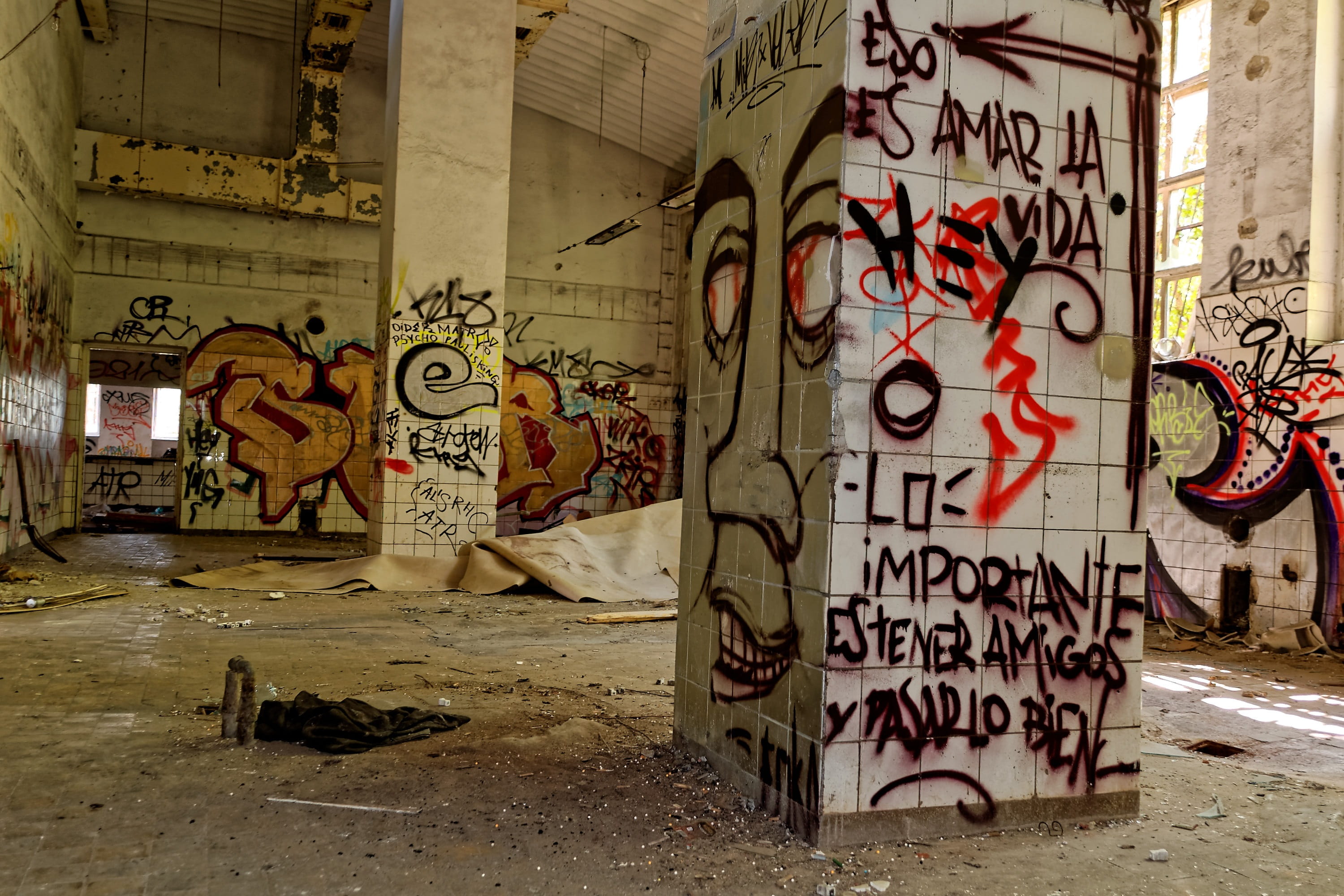 old town, leave, day, wall - building feature, no people, mural, architectural column, non-western script, arts And Entertainment, historically, dirt, run down, HD Wallpaper