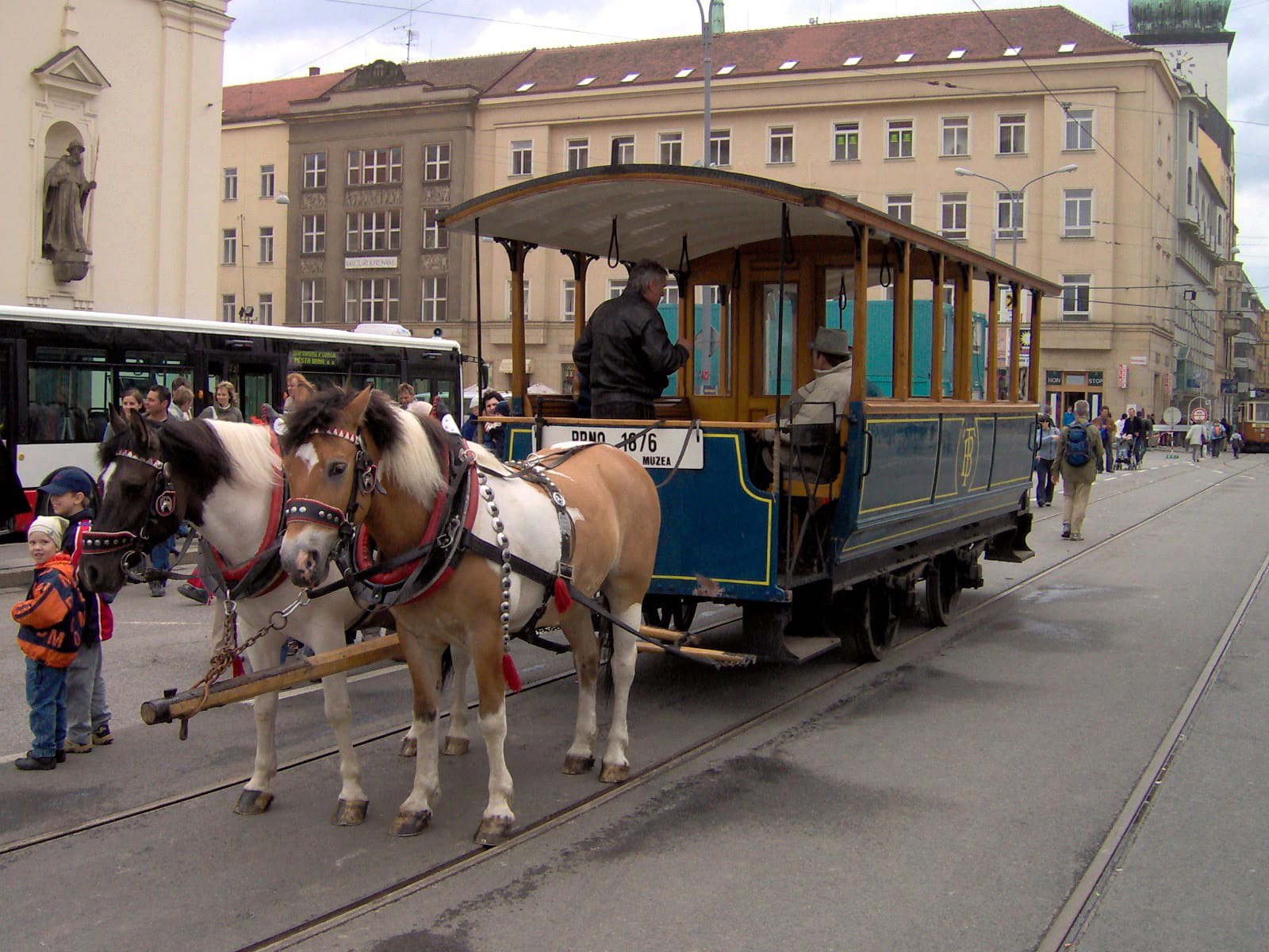 built structure, town, vertebrate, outdoors, domestic, travel, republic, men, herbivorous, tourist, mode of Transport, people, tram, Horse Drawn Tram, public domain, HD Wallpaper