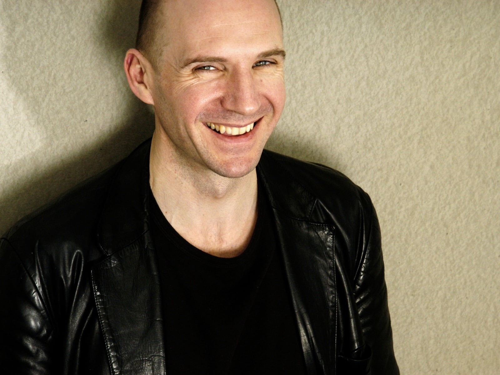 only Men, smiling, head And Shoulders, casual Clothing, young Men, positive Emotion, s, lifestyles, human Face, portrait, ralph fiennes, cheerful, one Person, HD Wallpaper