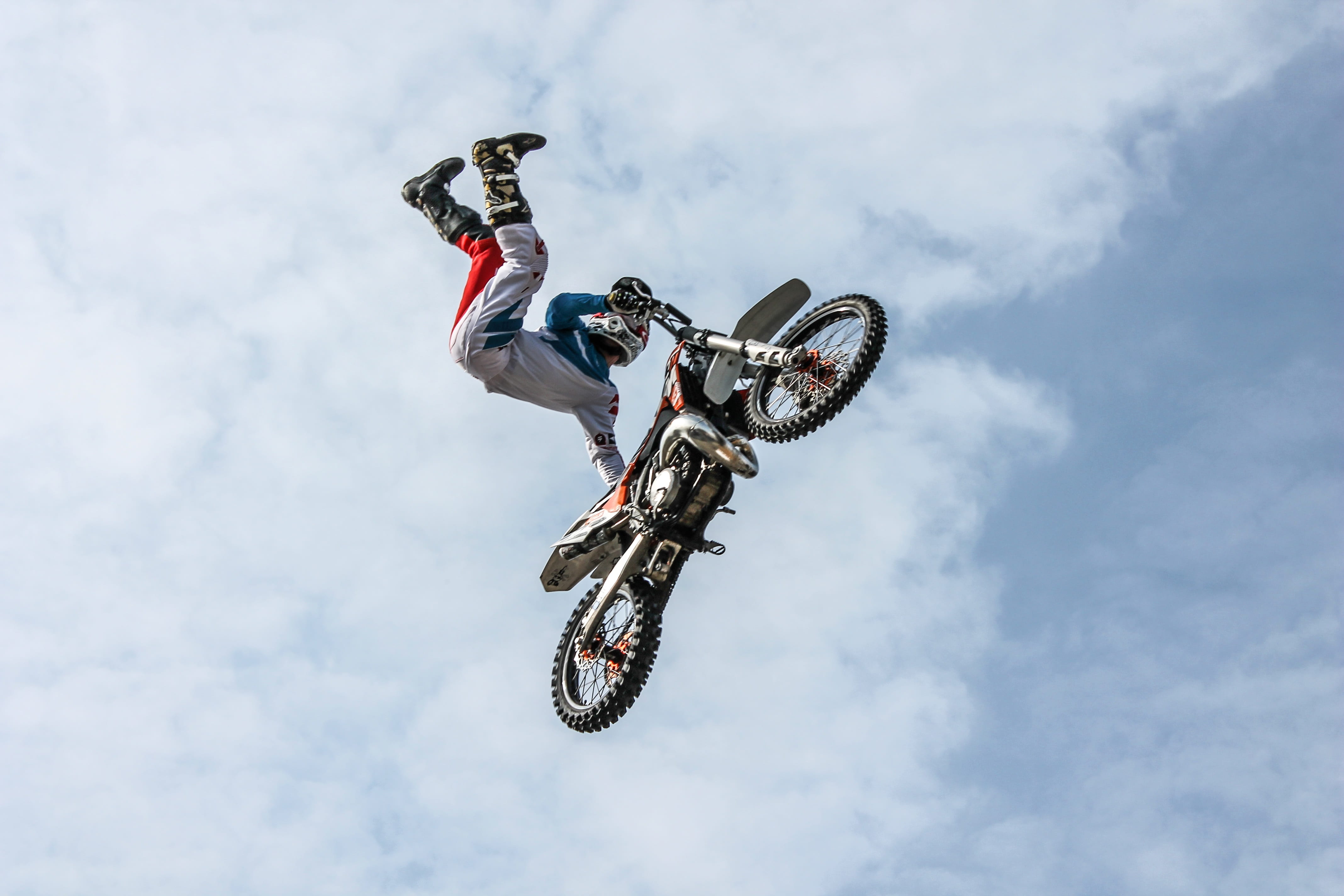 risk, cloud - sky, jump, extreme sports, style, stunt person, performance, sport, leisure activity, jumping, ride, speed, competition, full length, adventure, HD Wallpaper
