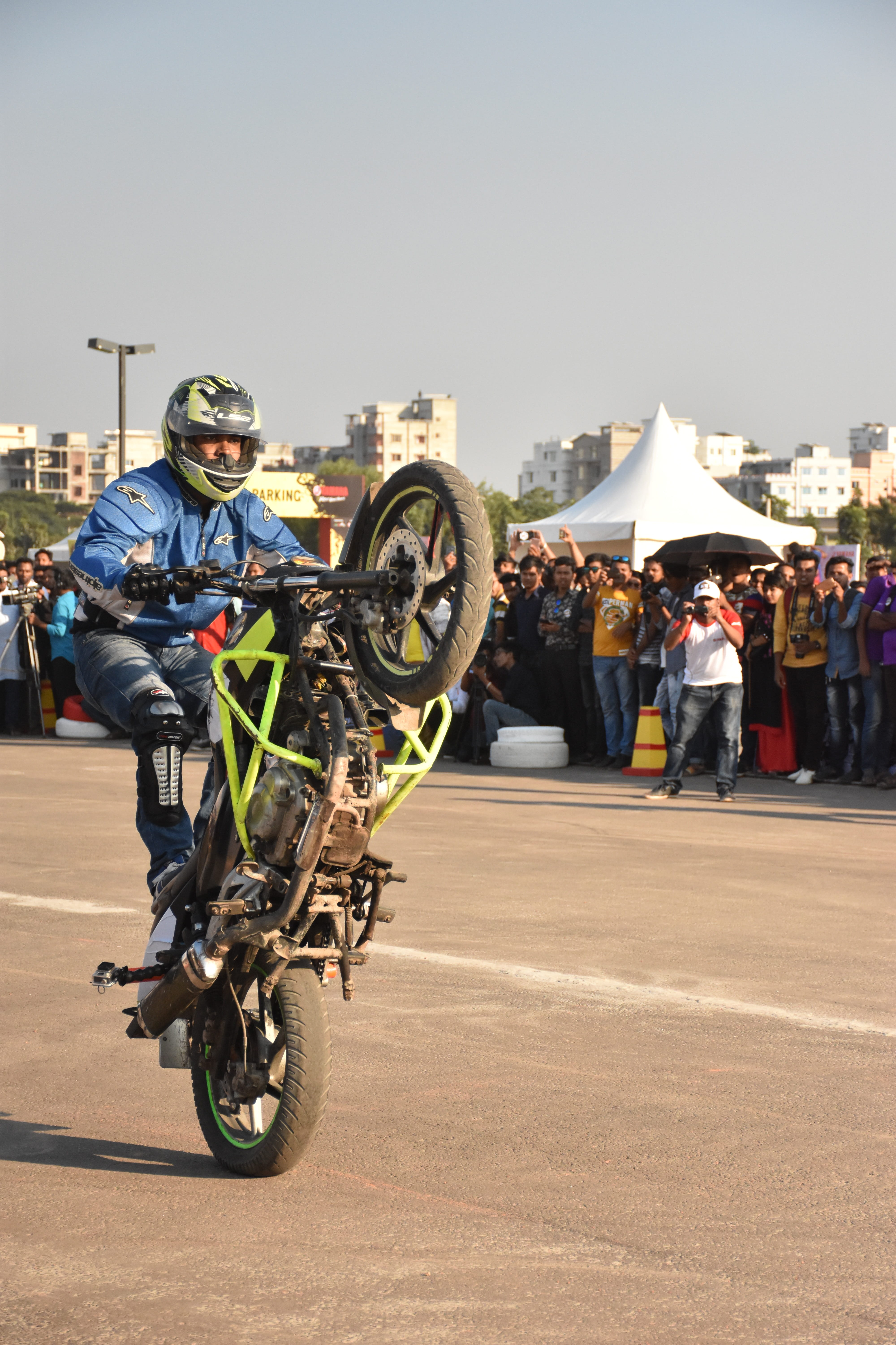 full length, ride, headwear, sunlight, city, people, sky, mode of transportation, motocross, man, outdoors, athlete, sport, group of people, real people, Phone HD Wallpaper
