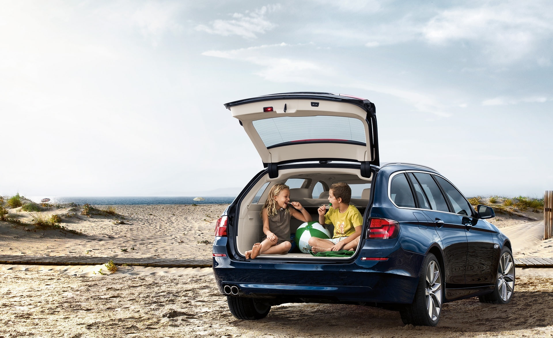 blue, men, land, bonding, sitting, hatchback, outdoors, Beach, horizon over water, cloud - sky, sea, bmw 5, series, positive emotion, nature, door, water, HD Wallpaper