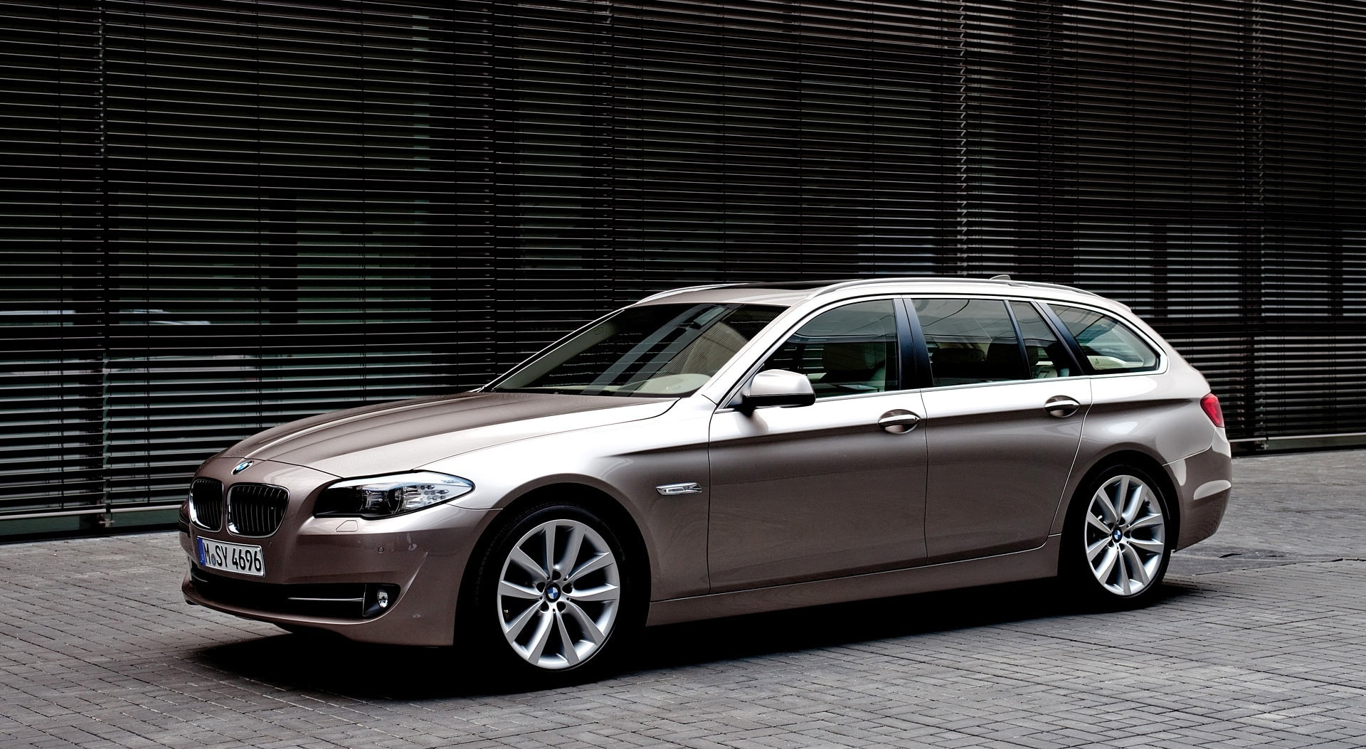 transportation, city, metal, touring, BMW, bmw 5 series touring 520d, wealth, 1080P, wagon, sports car, car, architecture, bmw 5, mode of transportation, HD Wallpaper