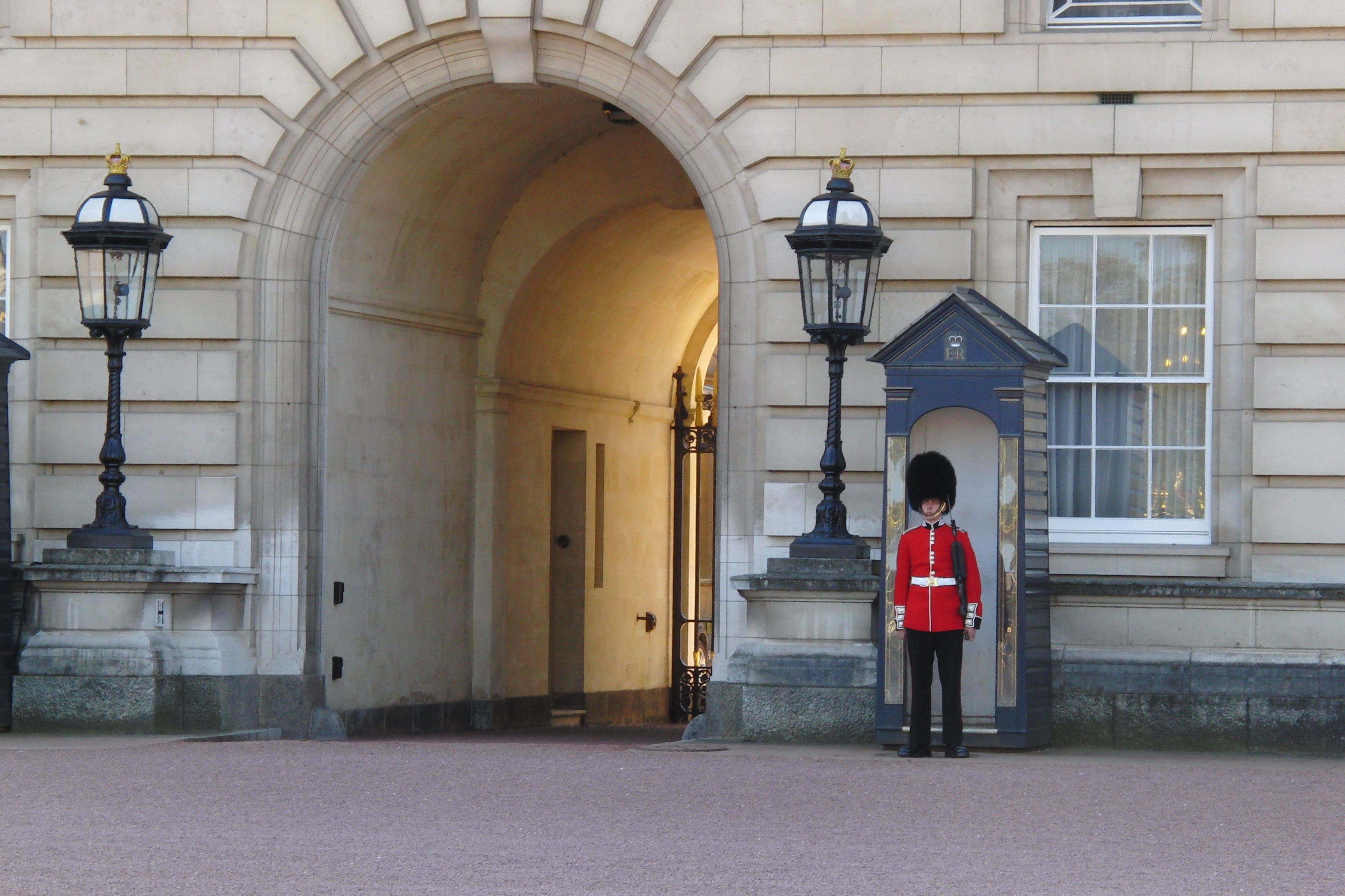 building exterior, lifestyles, arch, built structure, government, day, rear view, belief, lighting equipment, royal, adult, building, uniform, guard, city, HD Wallpaper