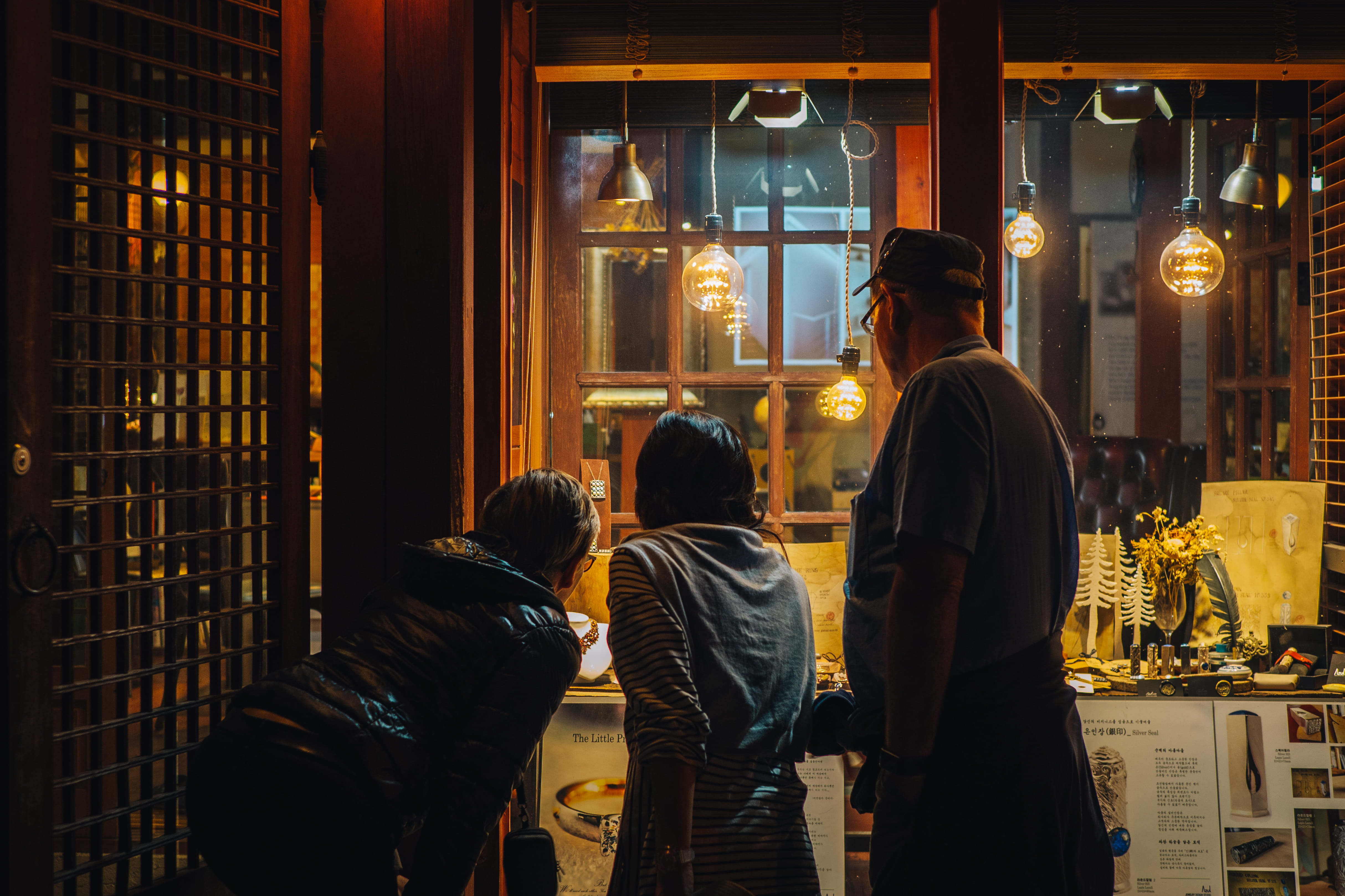 near, lifestyles, window, three, person, overcoat, leisure activity, women, men, 한국, glass - material, coat, night, glass, pub, built structure, architecture, HD Wallpaper