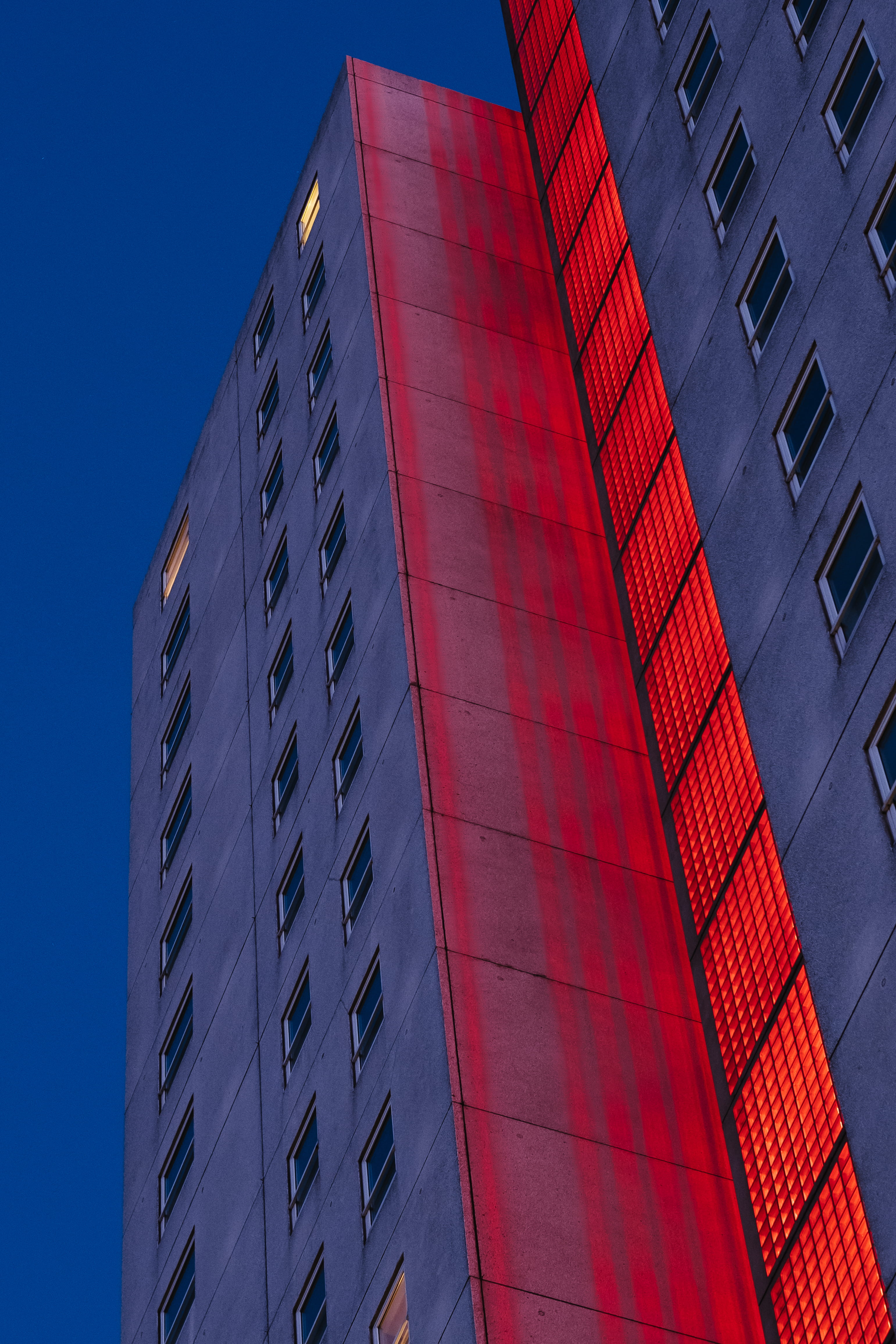 building exterior, financial district, corner, office building, banister, glass - material, clock tower, nature, modern, rotterdam, office building exterior, Phone HD Wallpaper