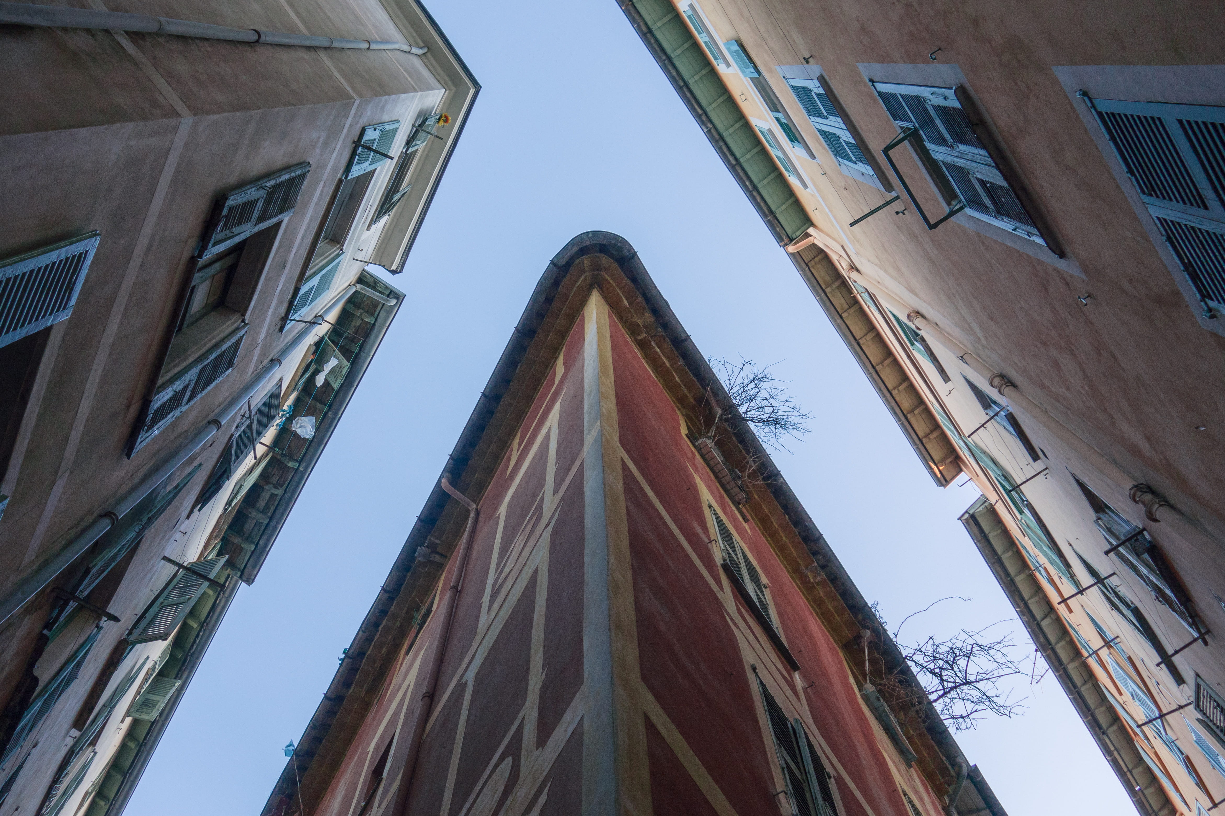 4K, vehicle, office building, urban, car, corner, day, clear sky, apartment, city, triangle, town, reflection, sunlight, tall - high, building exterior, HD Wallpaper