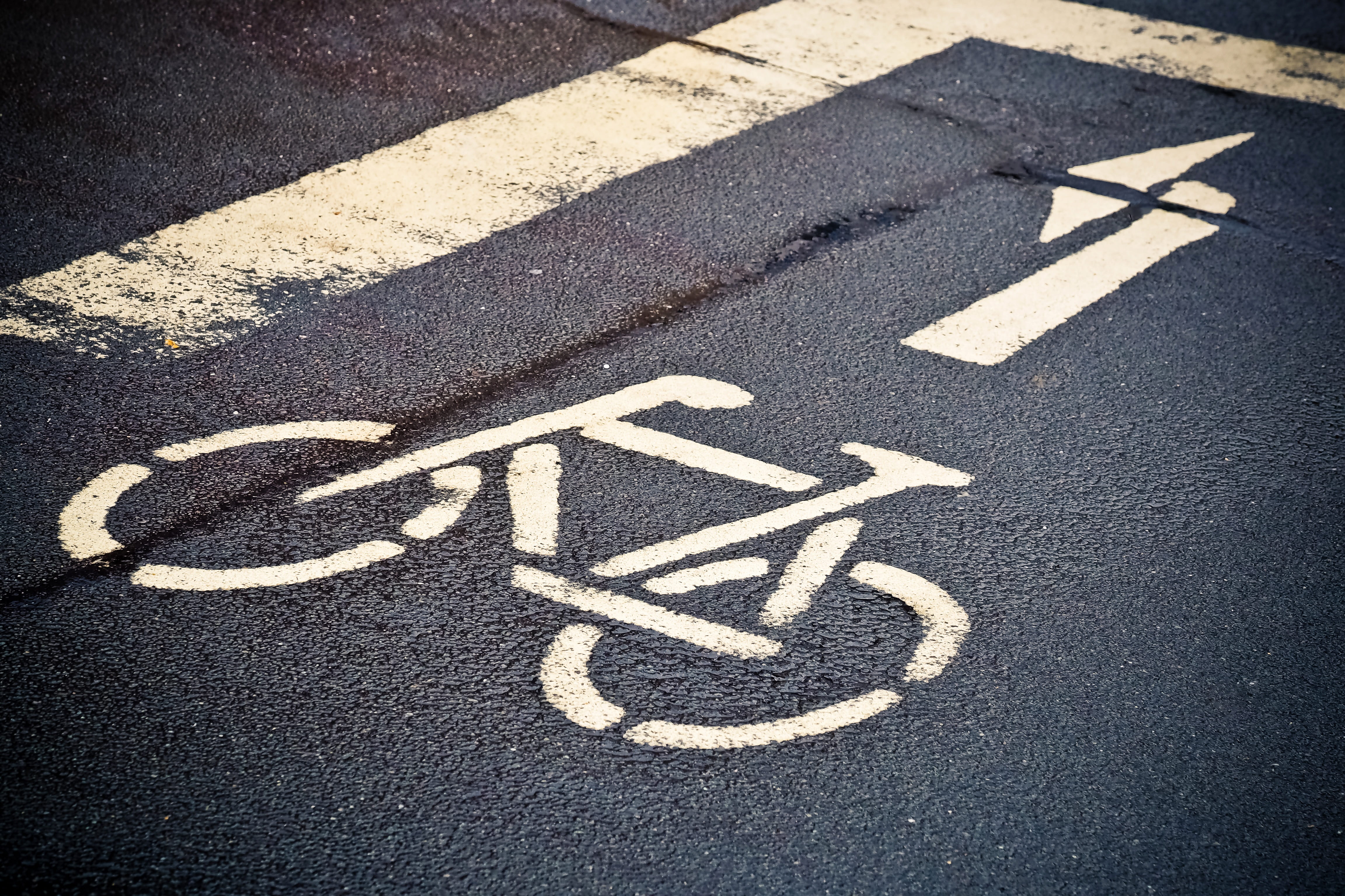 no people, day, drive, line, asphalt, information, characters, safety, traffic, arrow, message, road sign, bicycle lane, note, directory, transportation, HD Wallpaper