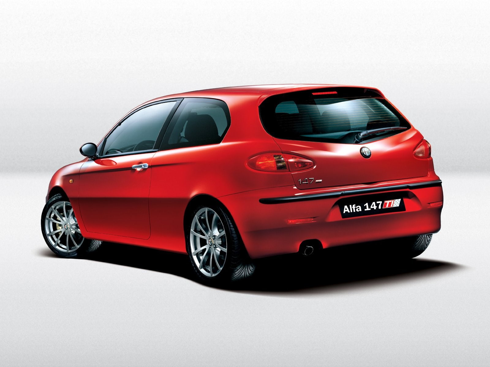 broken, motor vehicle, land vehicle, alfa romeo 147, traffic accident, no people, wheel, retro styled, 720P, breaking, studio shot, car accident, car, HD Wallpaper