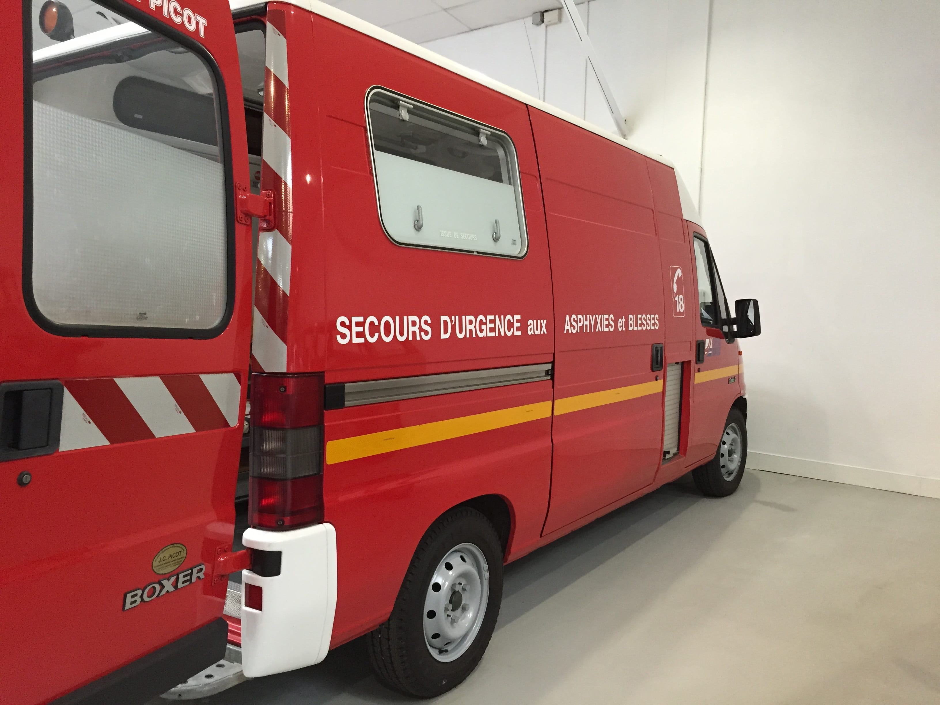 truck, rescue worker, 2K, architecture, no people, mermaid, emergency, mode of transportation, rescue service, 18, emergency equipment, care, rescuer, HD Wallpaper