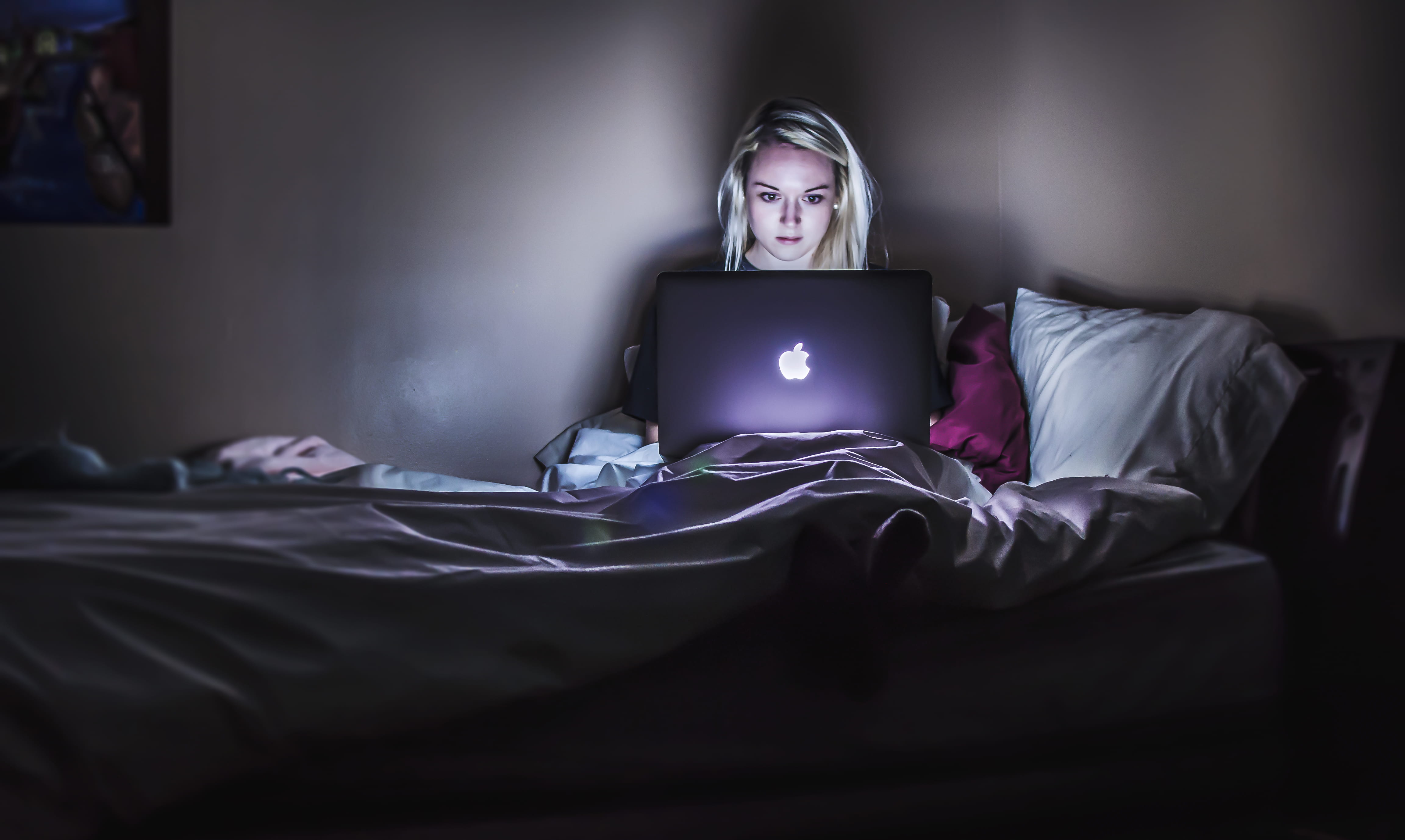 woman, women, electric lamp, technology, domestic room, furniture, night, linen, using laptop, one person, insomnia, sheet, watching, illuminated, bed, HD Wallpaper