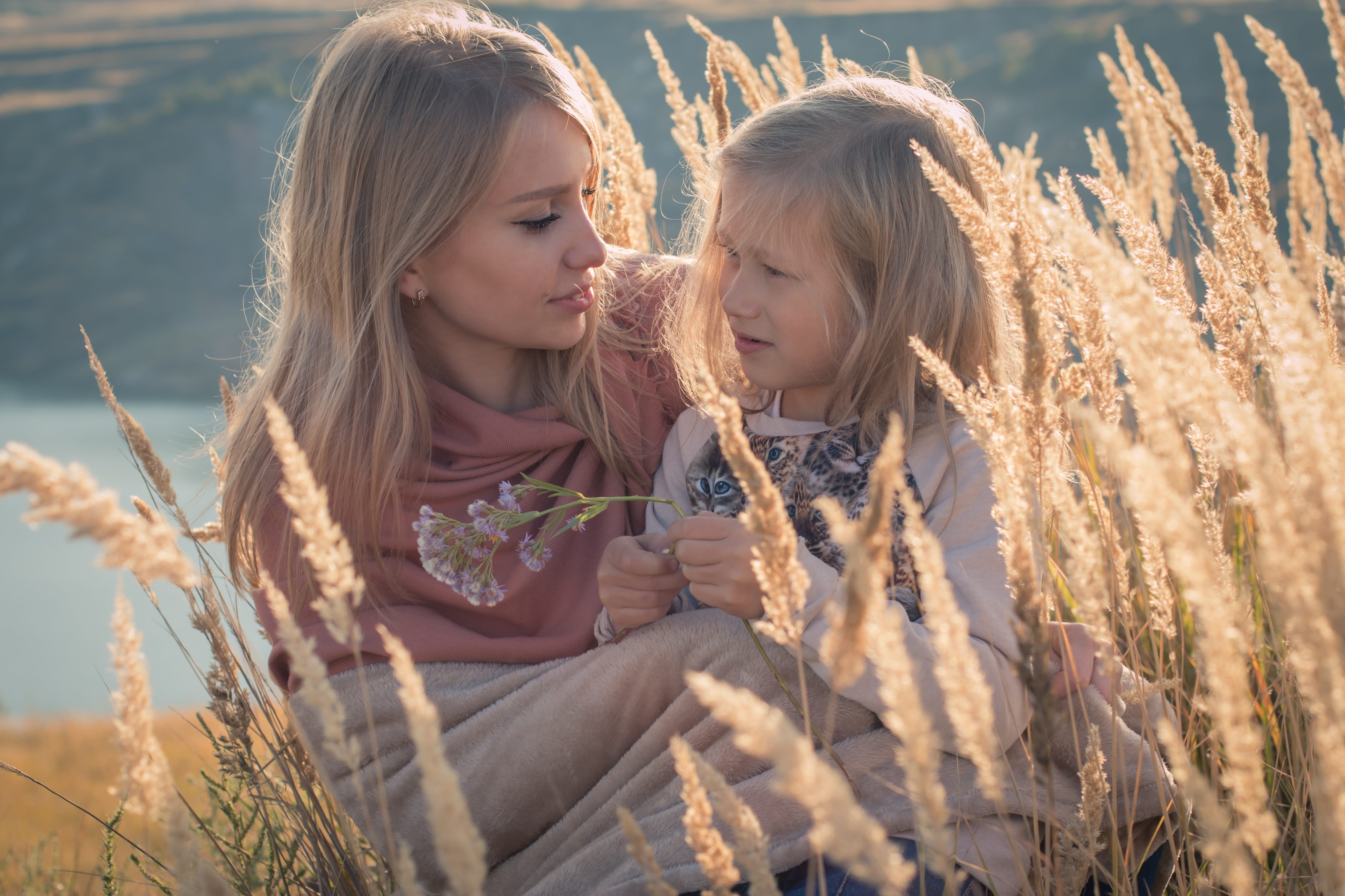 field, mother, real people, haired, lifestyles, mom and daughter, outdoors, lake, woman, casual clothing, mountains, 5K, pink, blonlinka, plant, white, HD Wallpaper