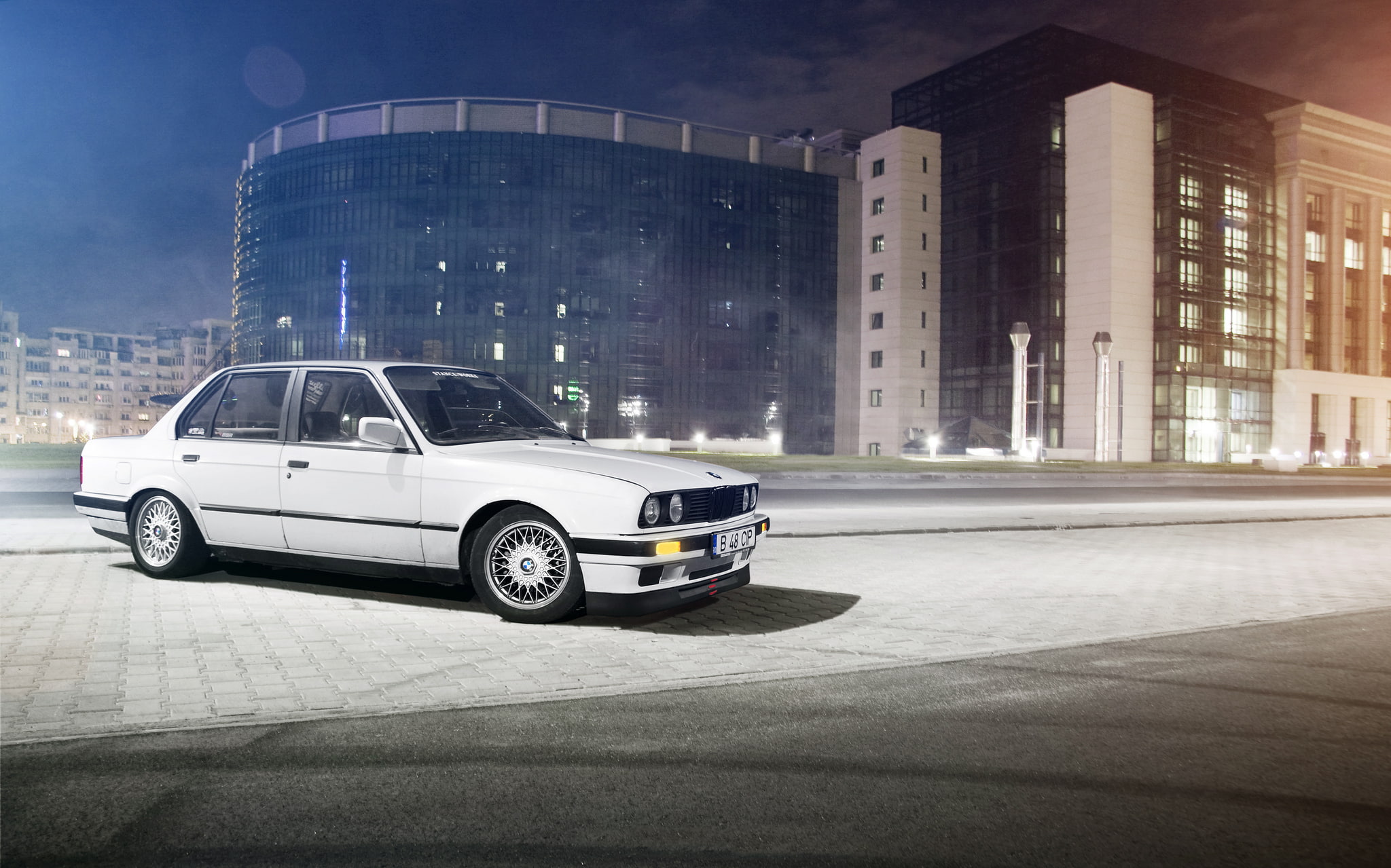 transportation, built structure, modern, retro styled, street, skyscraper, mode of transportation, road, parking garage, outdoors, night, motor vehicle, HD Wallpaper