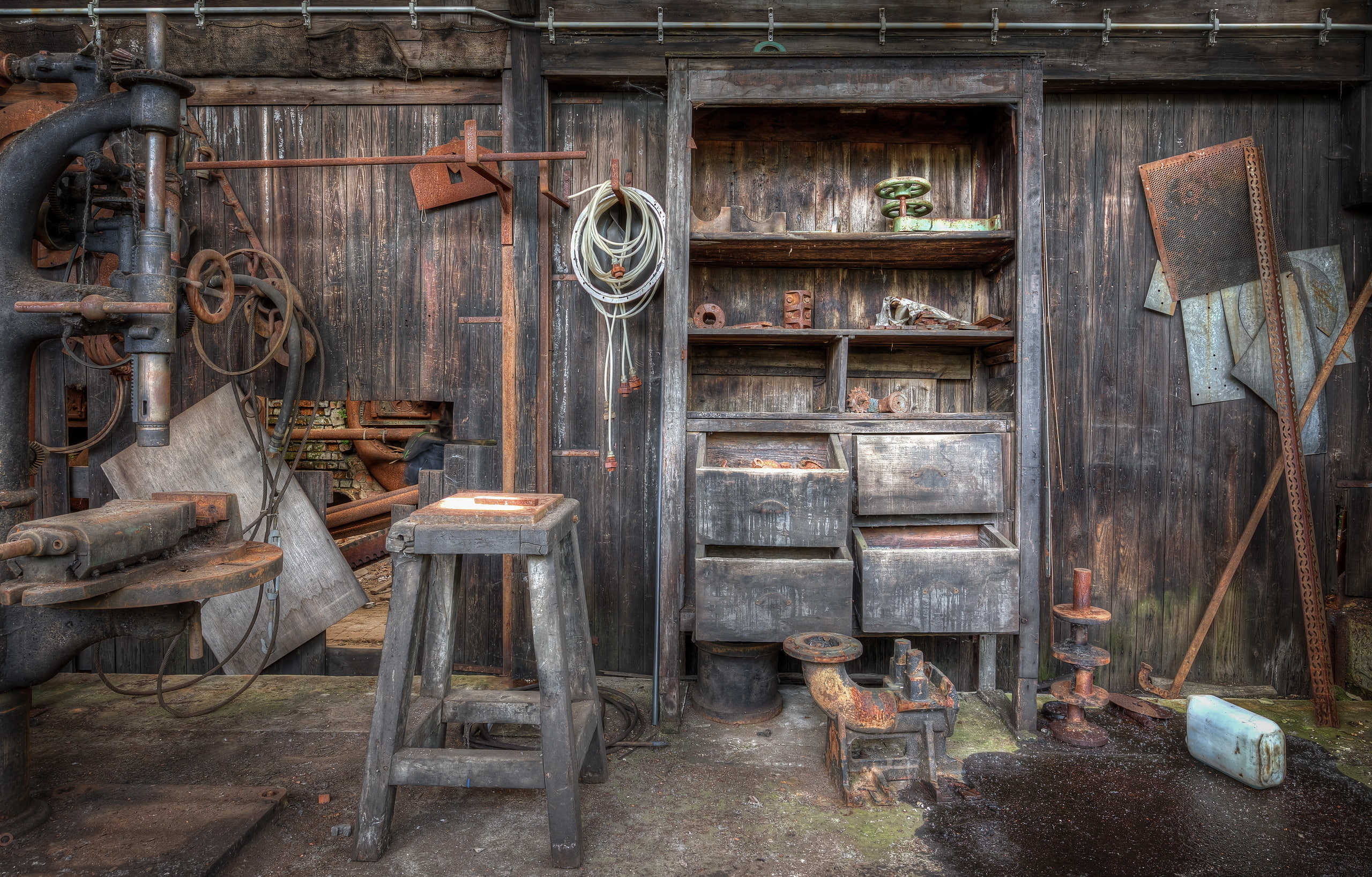 day, damaged, antique, interior, rusty, wheel, decline, metal, 2K, table, old, obsolete, room, no people, weathered, indoors, chair, seat, wood - material, HD Wallpaper