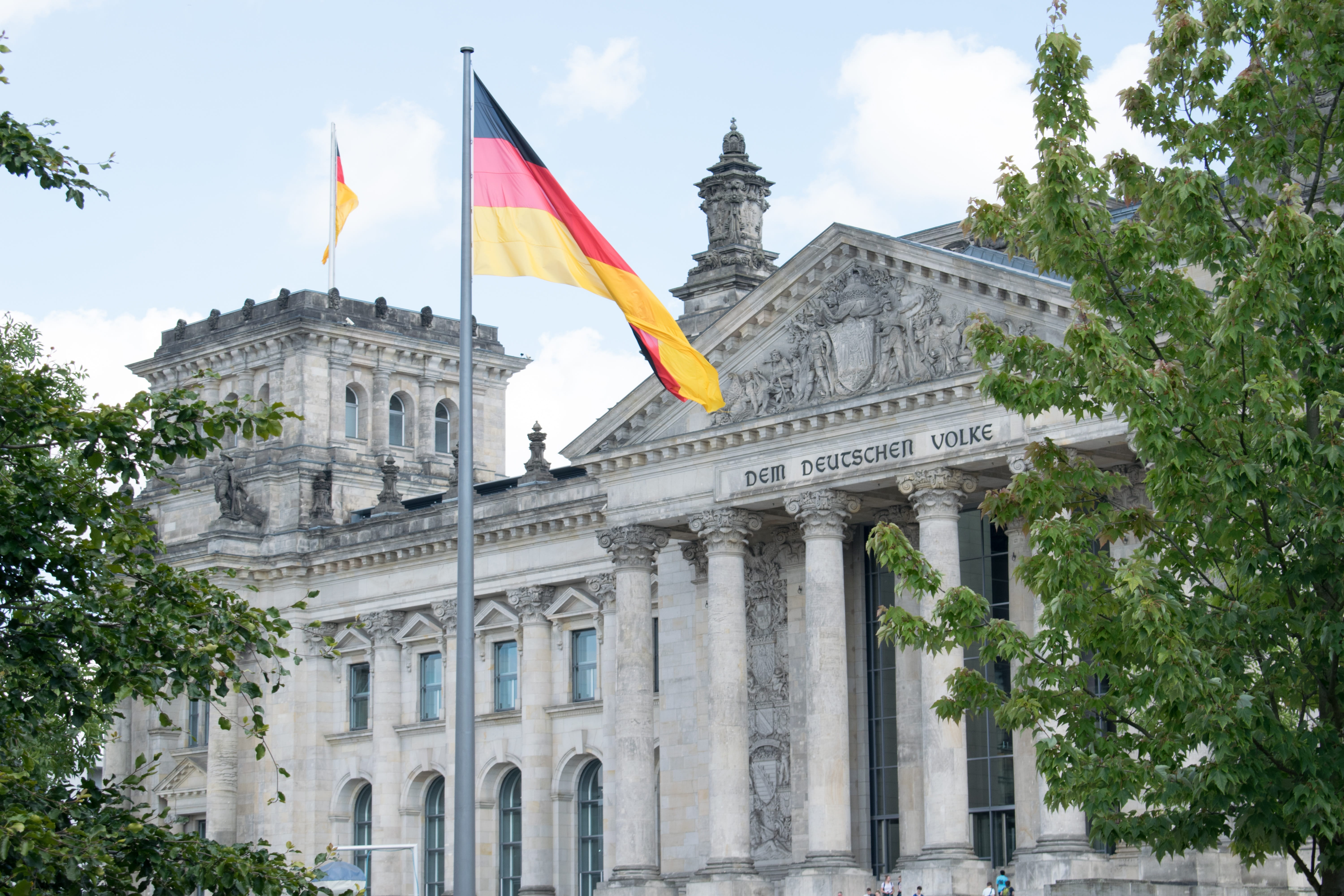 construction, 5K, patriotism, urban, flag, city, nature, travel, history, Architecture, volke, deuschen, low angle view, palace, plant, old city, Berlin, HD Wallpaper