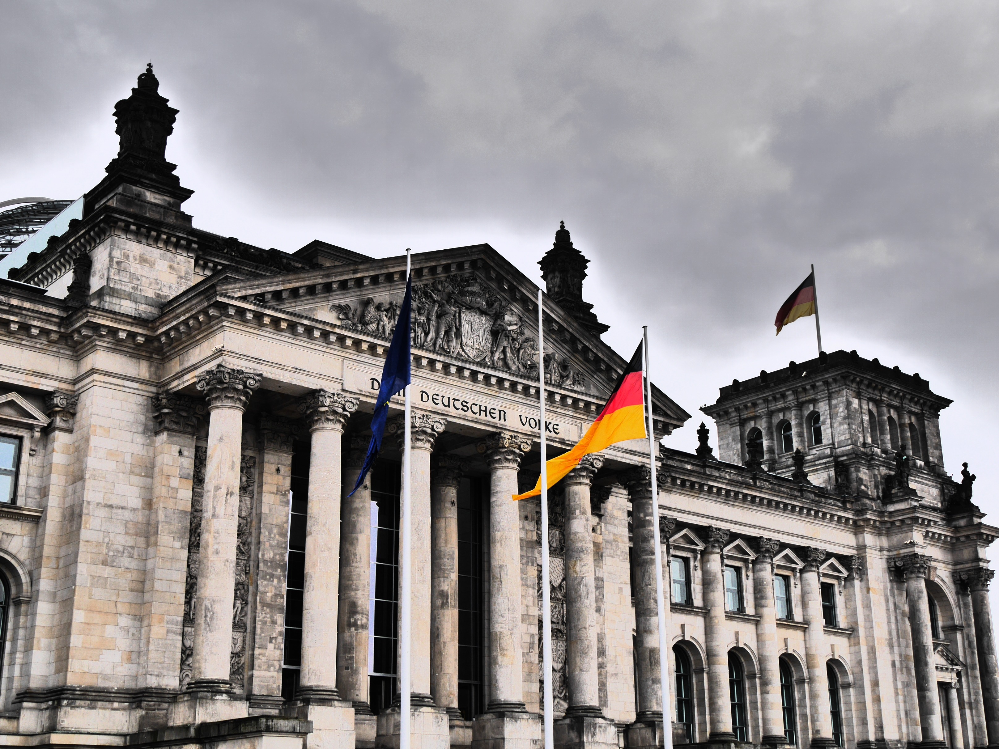 no people, patriotism, city, day, flag, cloud - sky, architectural column, low angle view, history, built structure, outdoors, the german volke, architecture, HD Wallpaper