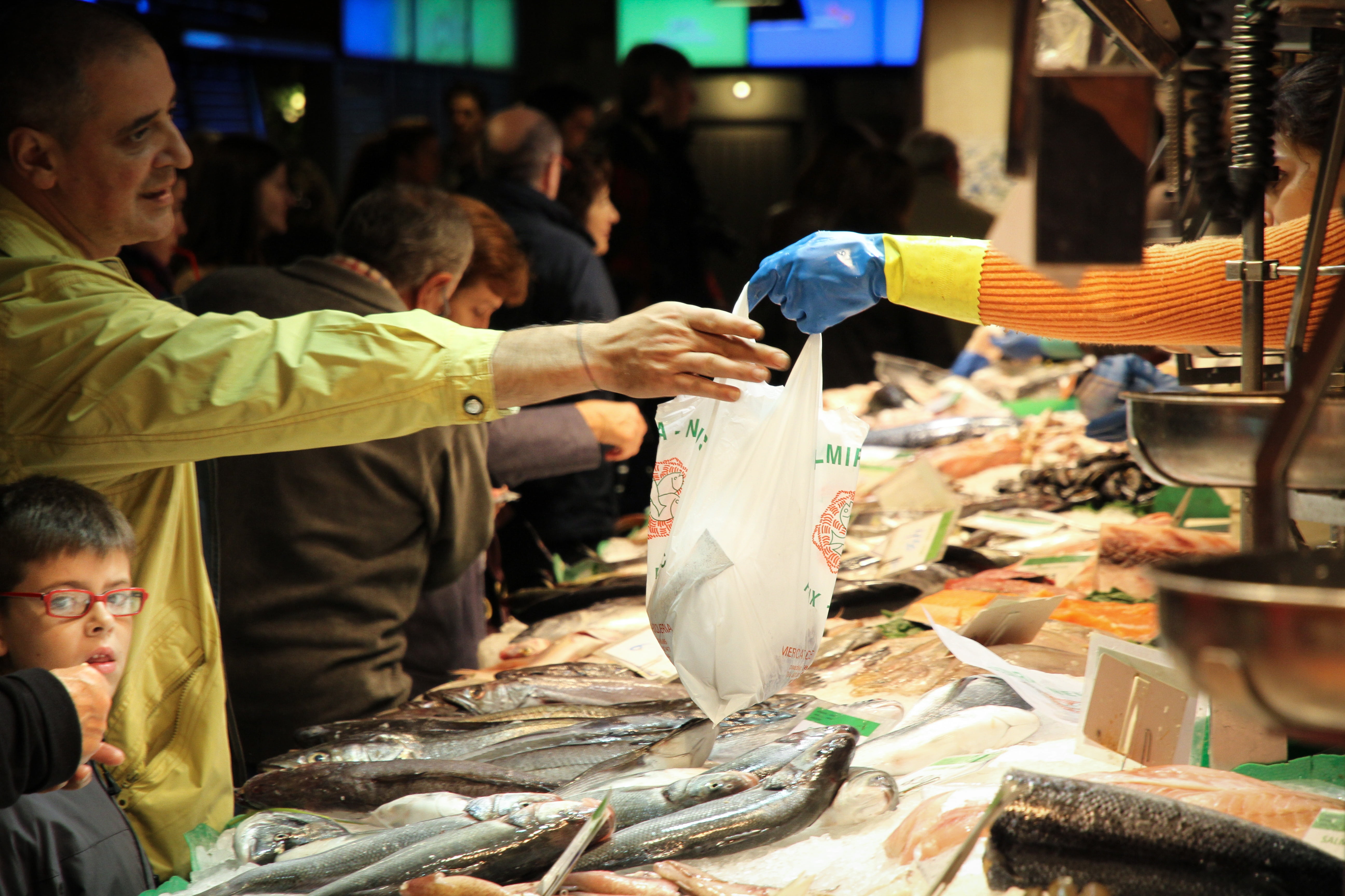 asia, social issues, incidental people, called rothmans, food and drink, white, man, bag, market, vertebrate, business, retail, fish, plastic, men, fish market, HD Wallpaper