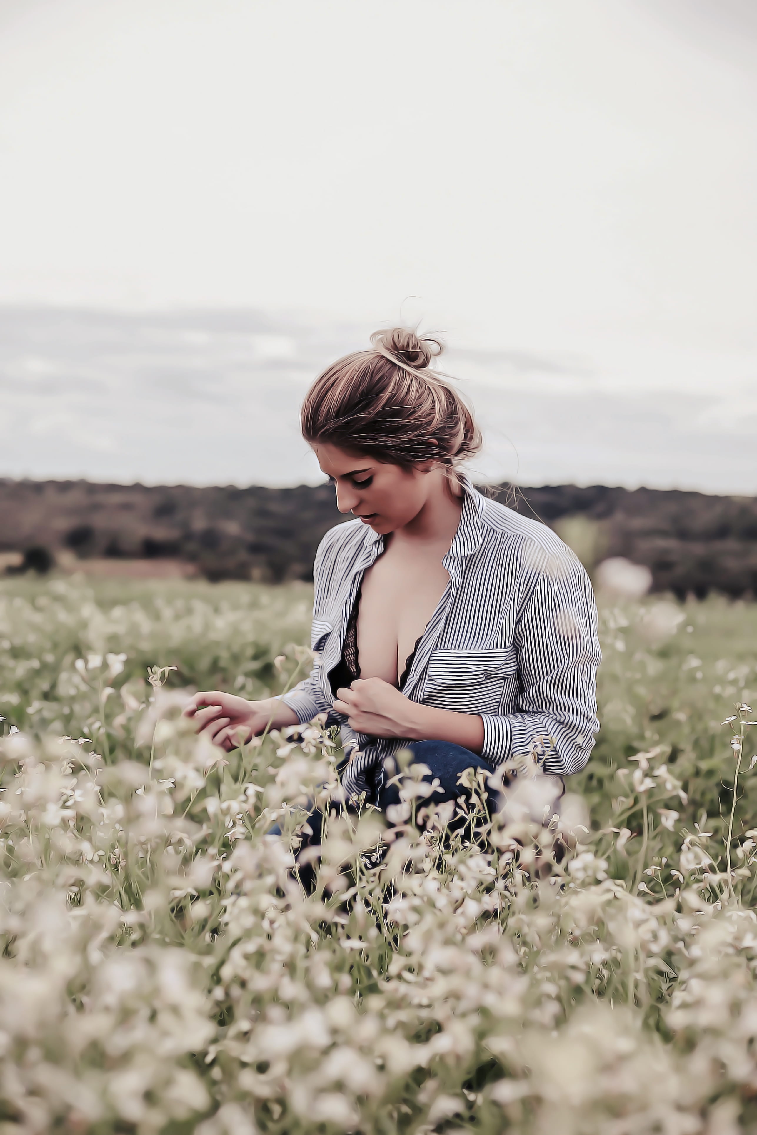 posing, beautiful woman, young adult, beauty in nature, nature, young women, real people, plant, outdoors, adult, knelling, portrait, grass, one person, Phone HD Wallpaper