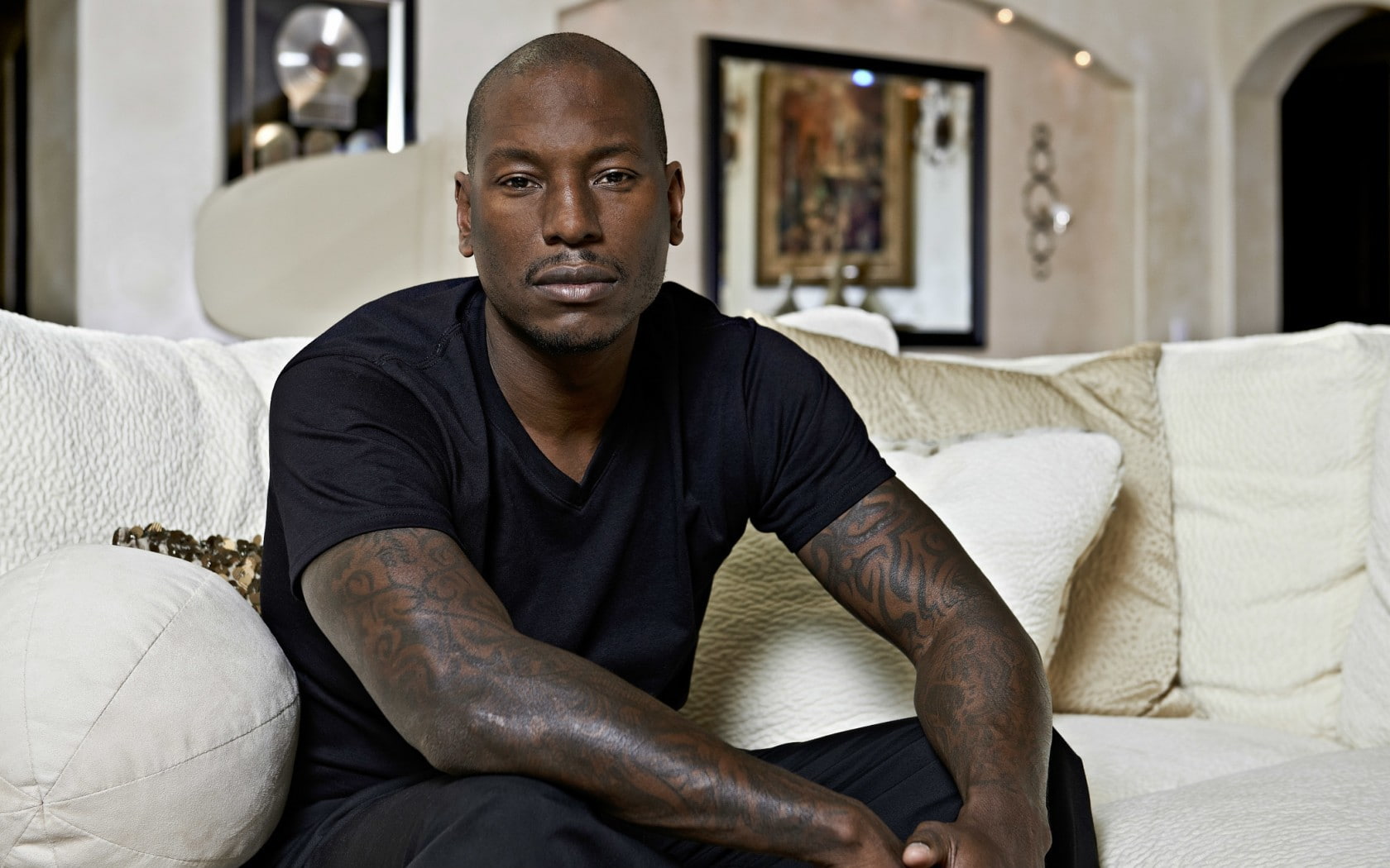 men, portrait, looking at camera, focus on foreground, sitting, real people, one person, living room, three quarter length, contemplation, tattoo, Tyrese Gibson, HD Wallpaper