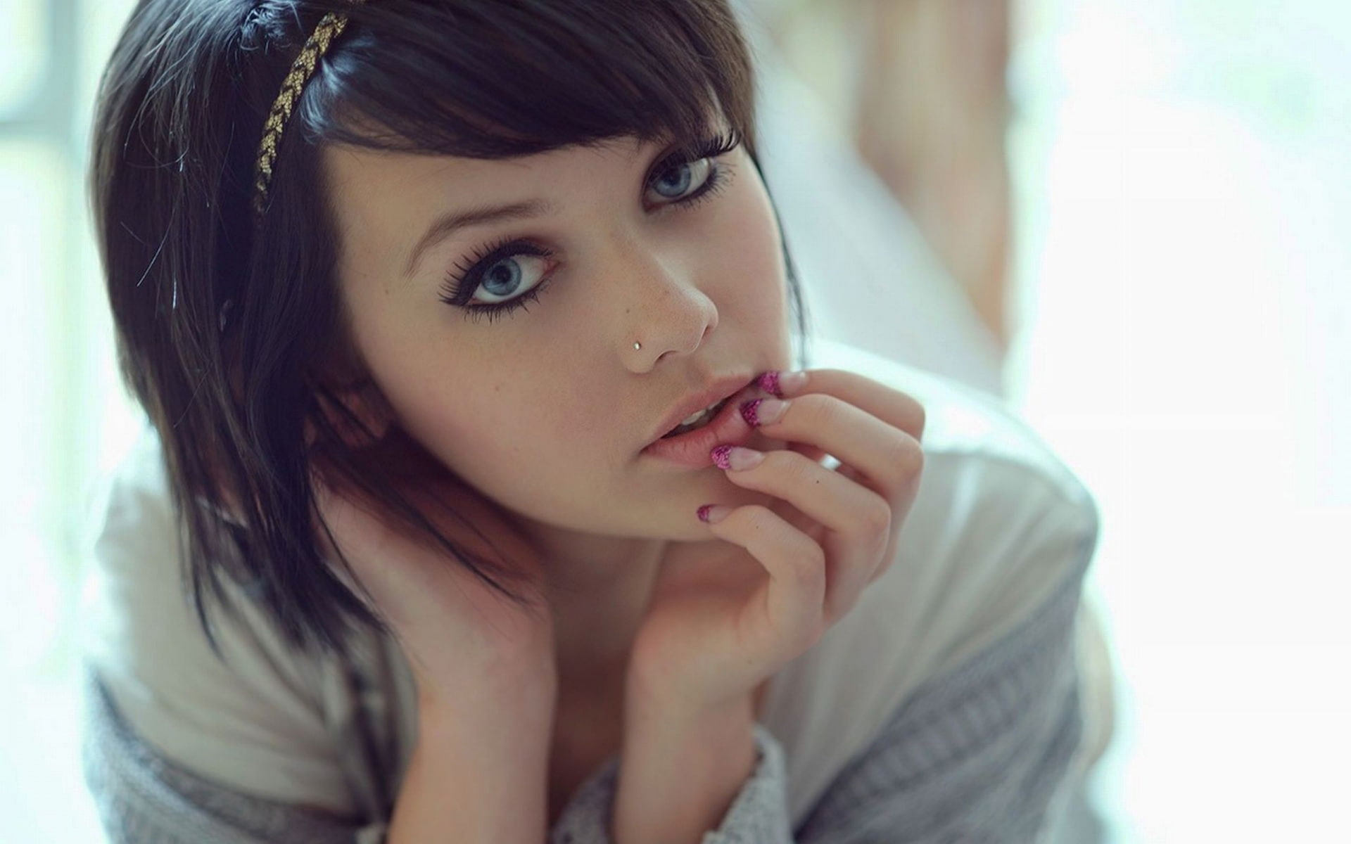 eyes, girl, polish, 1080P, short, cute, nail, hair, nail polish, cute girl, short hair, starry, HD Wallpaper