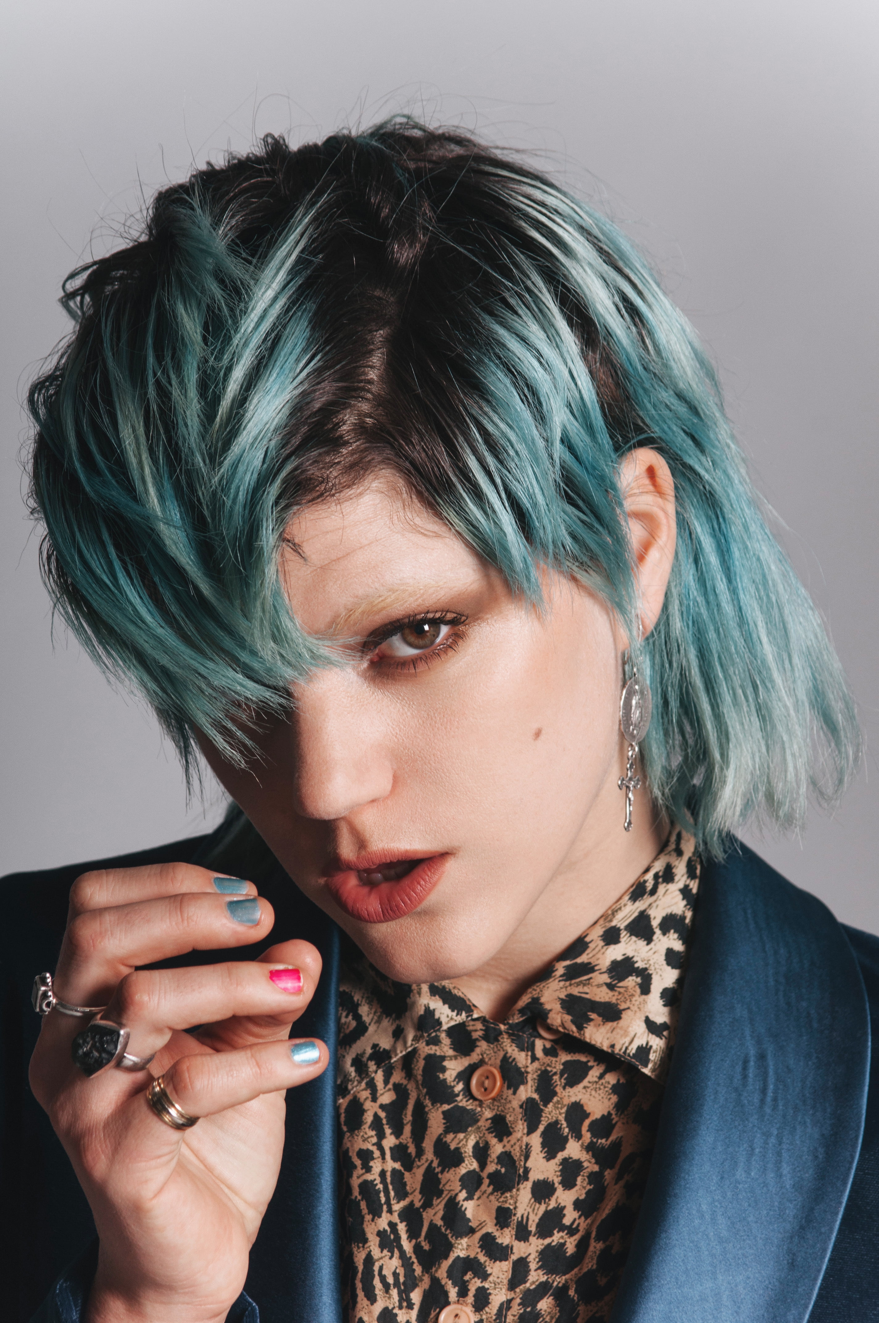 fashion, looking at camera, SoKo, beauty, hand, headshot, young adult, nail, indoors, adult, dyed hair, hair, studio shot, hairstyle, make-up, portrait, Phone HD Wallpaper