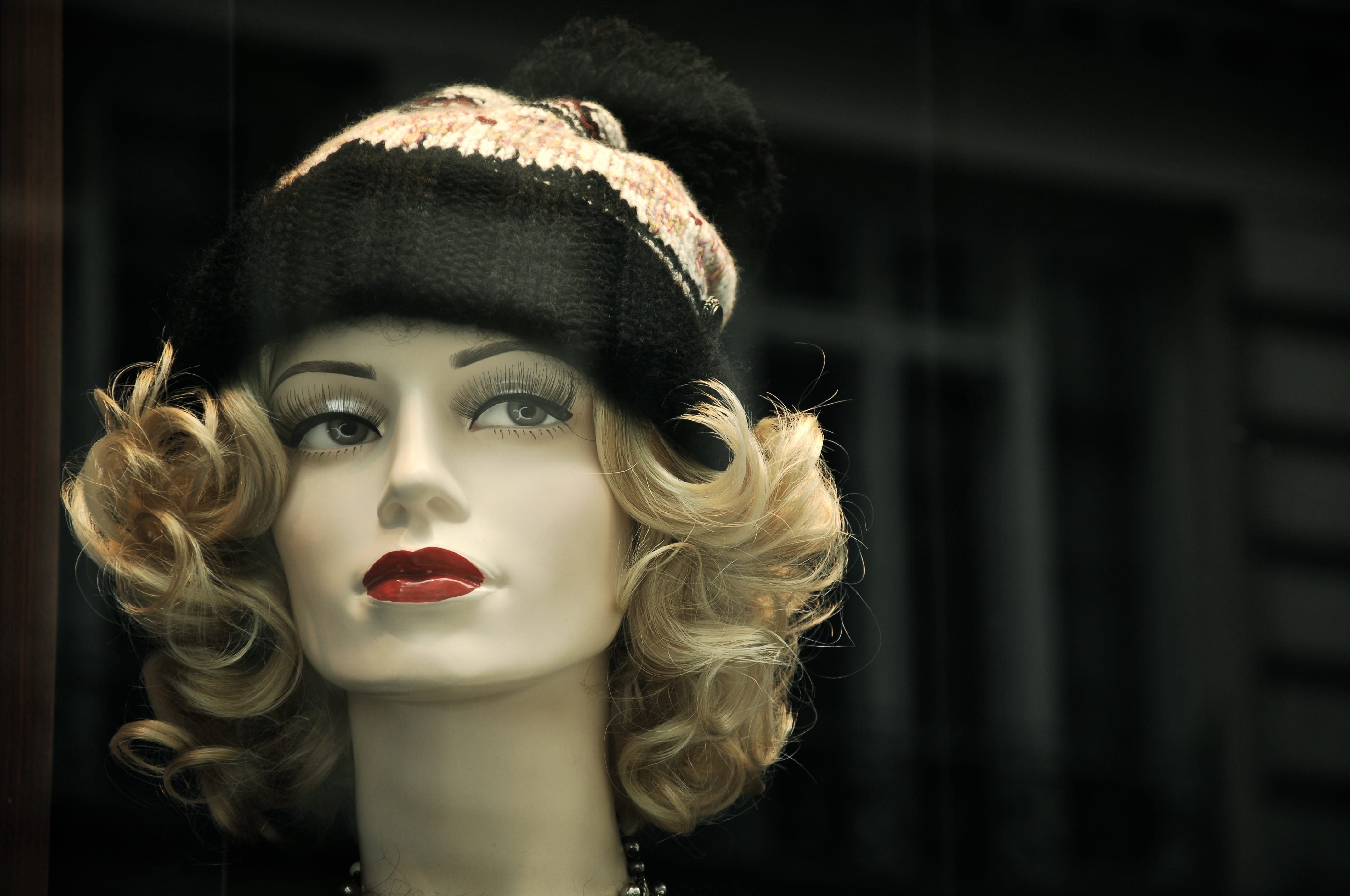 retail, elegance, blonde, adult, glamour, young Adult, lipstick, one Woman Only, window, hat, store, hairstyle, portrait, black and white, retail display, HD Wallpaper
