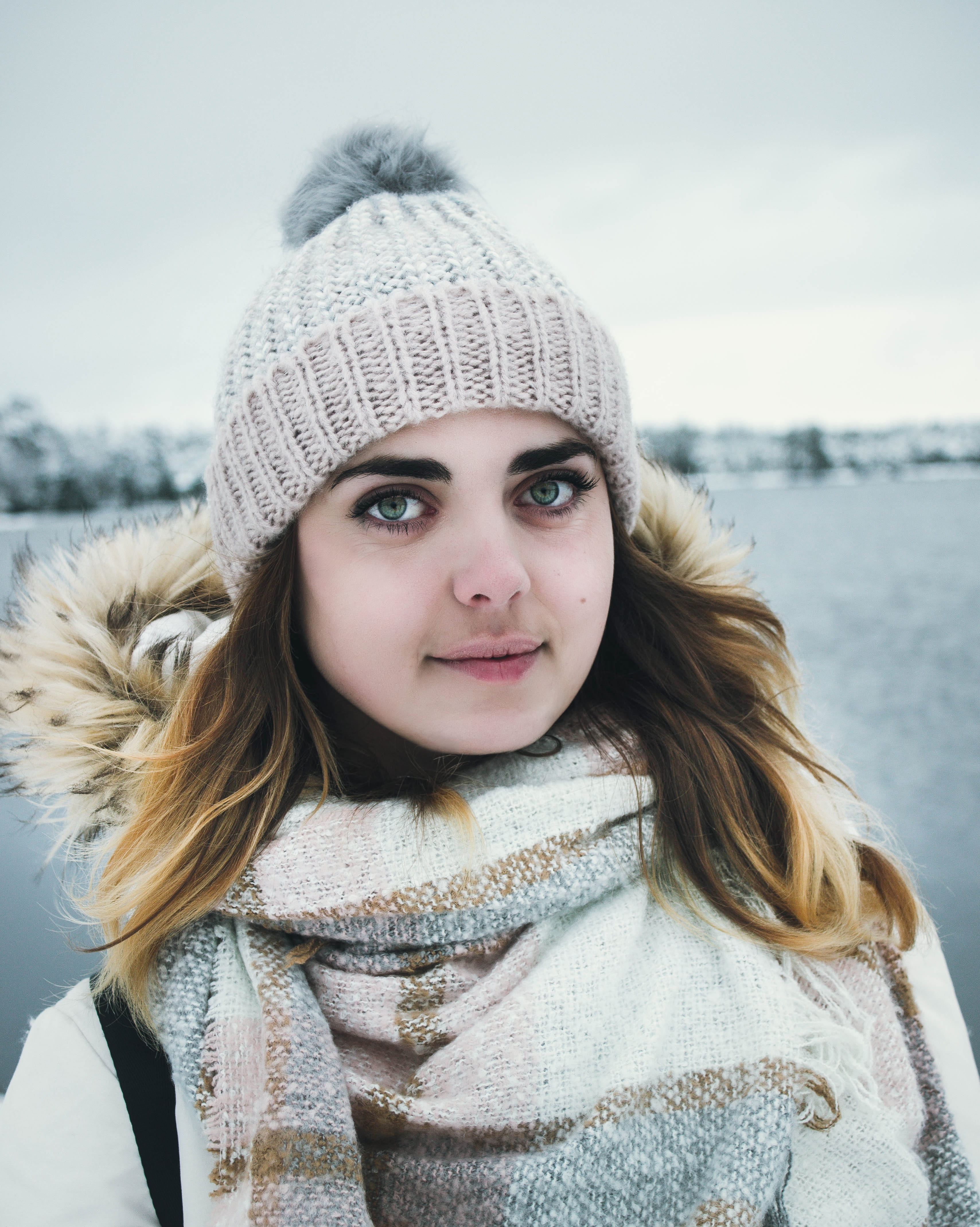bonnet, sweater, cold, women, beautiful woman, smile, knit hat, pretty, portrait, young women, nature, blur, lifestyles, clothing, winter, female, person, Phone HD Wallpaper