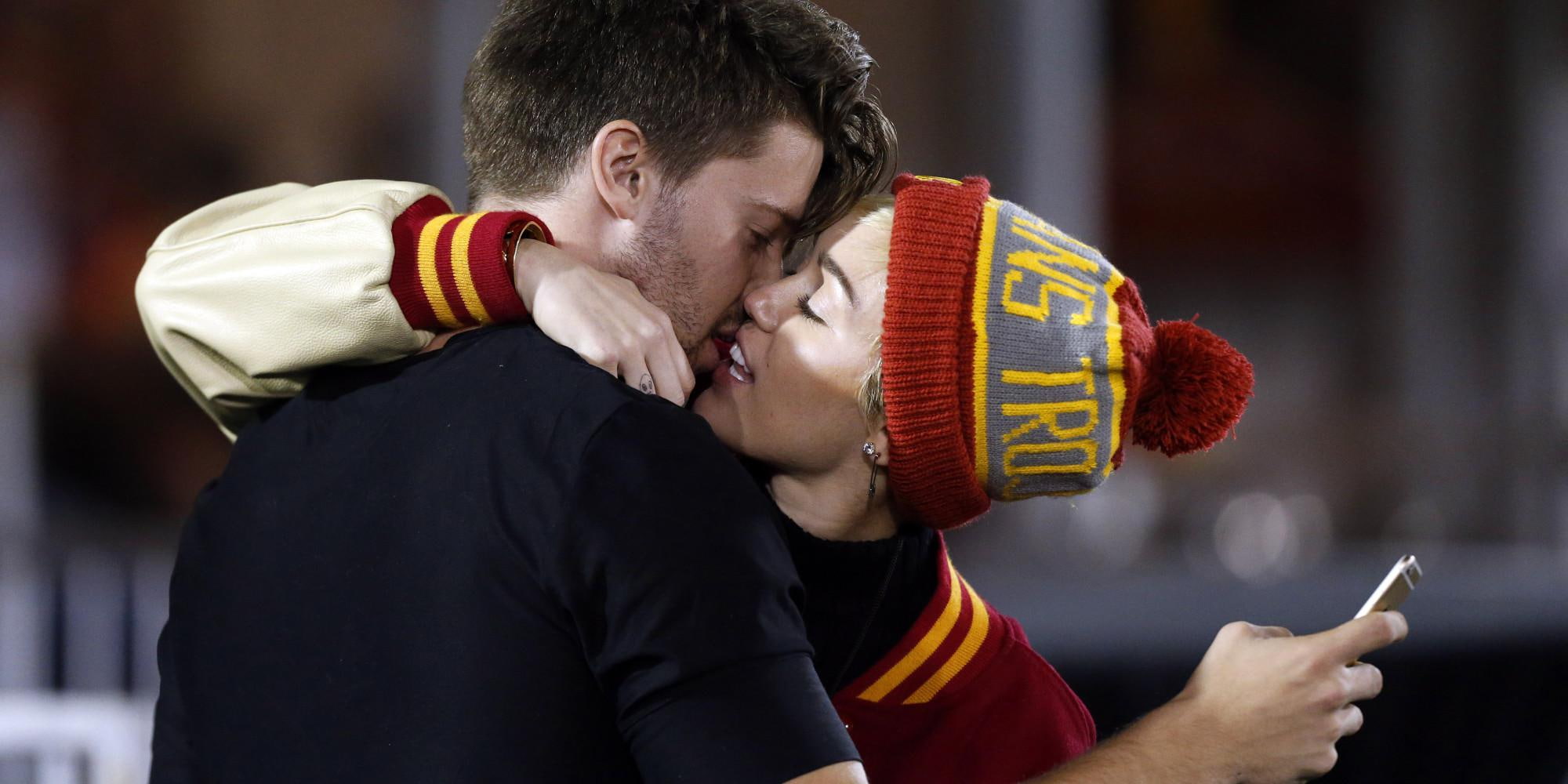 schwarzenegger, bobble, cyrus, gray, patrick, maroon, hat, s, patrick schwarzenegger, kiss, women, miley, romance, miley cyrus, 2014, yellow, 1080P, HD Wallpaper