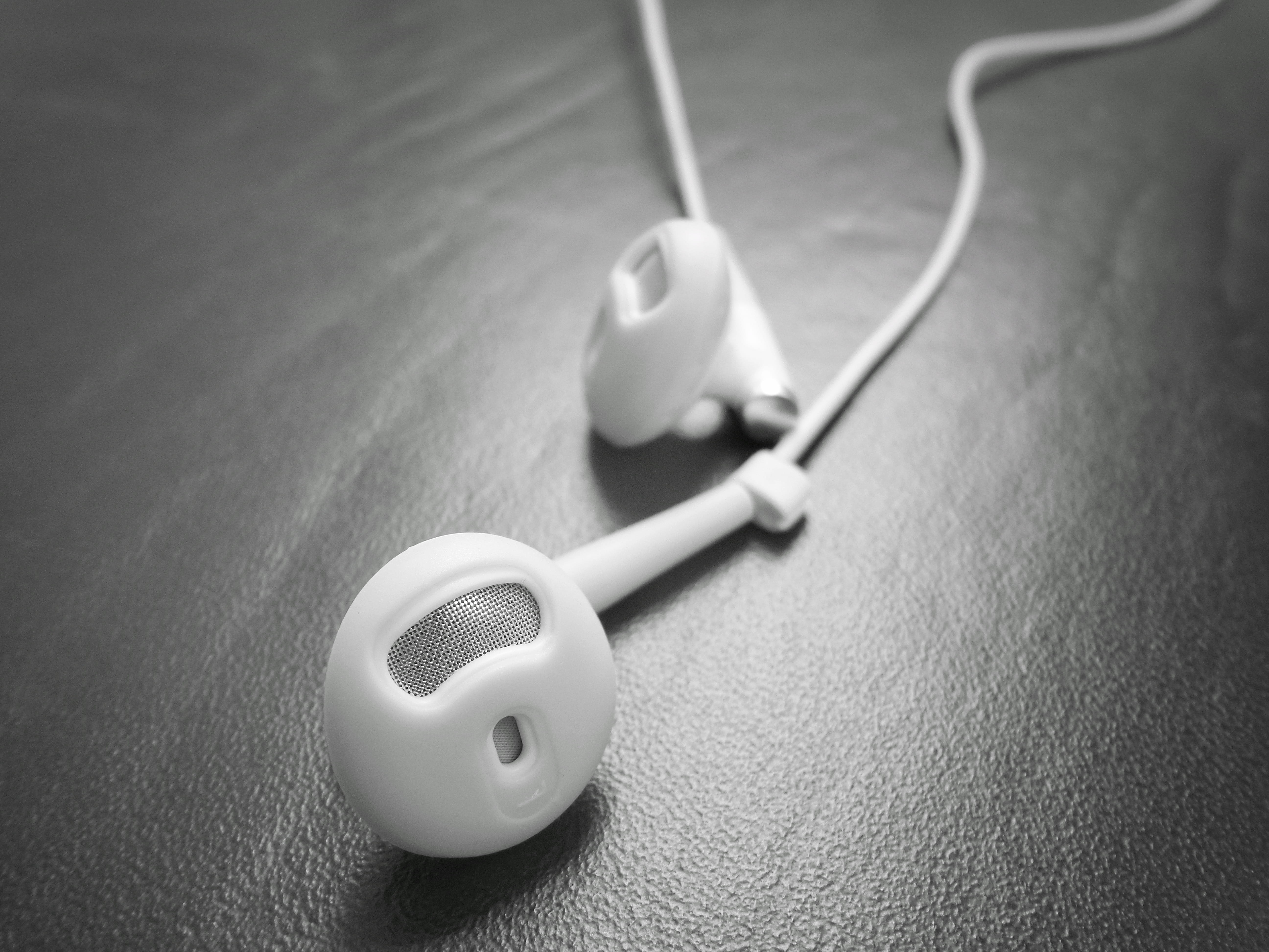 5K, 音楽, 音, in-ear headphones, single object, ディジタル, still life, no people, table, son, close-up, audio, musique, sport, earphones, ear buds, studio shot, HD Wallpaper