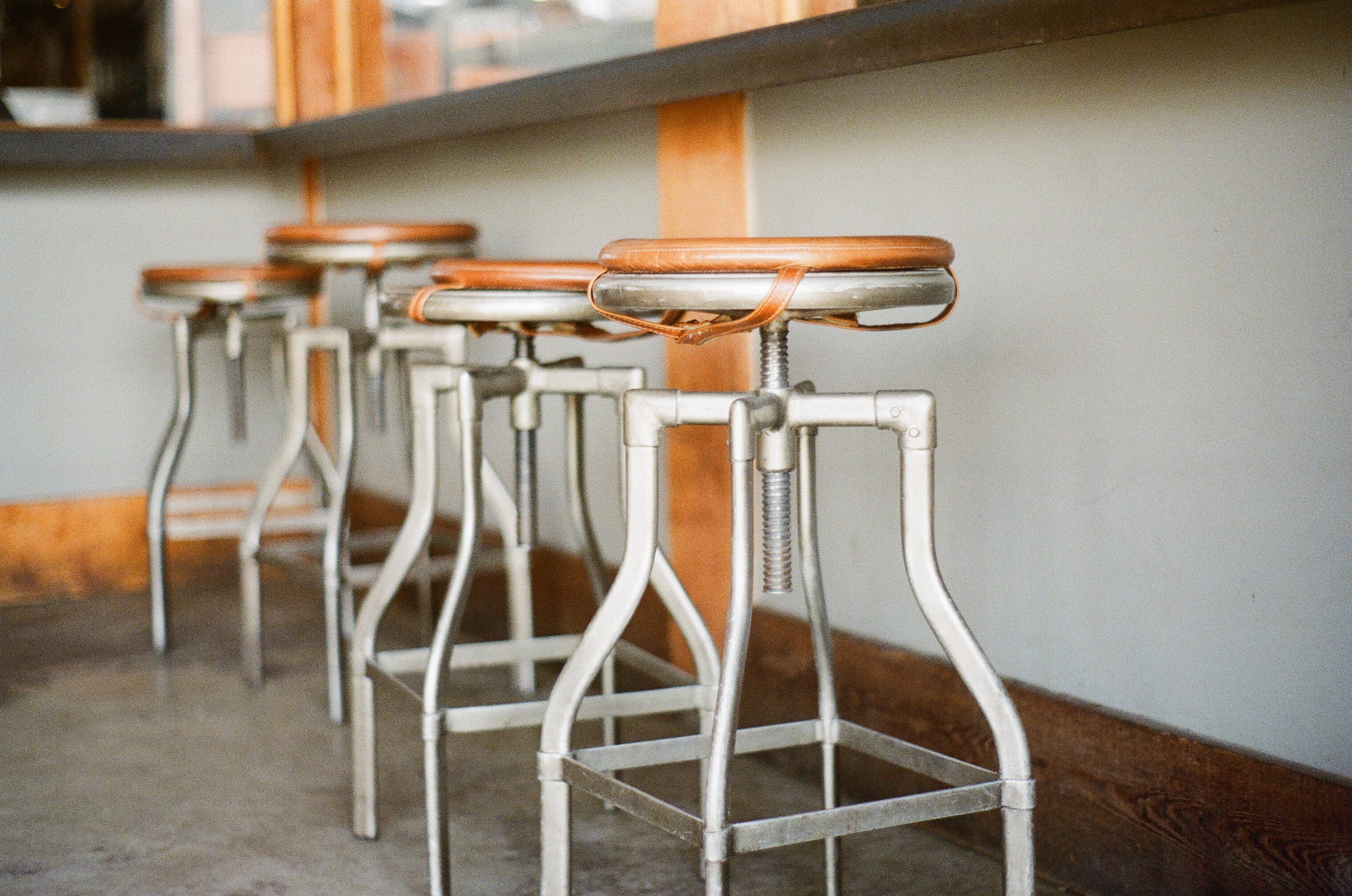 seat, cushions, stool, wood - material, restaurant, cafe, food and drink, empty, no people, still life, steel, stainless, indoors, table, day, group of objects, HD Wallpaper
