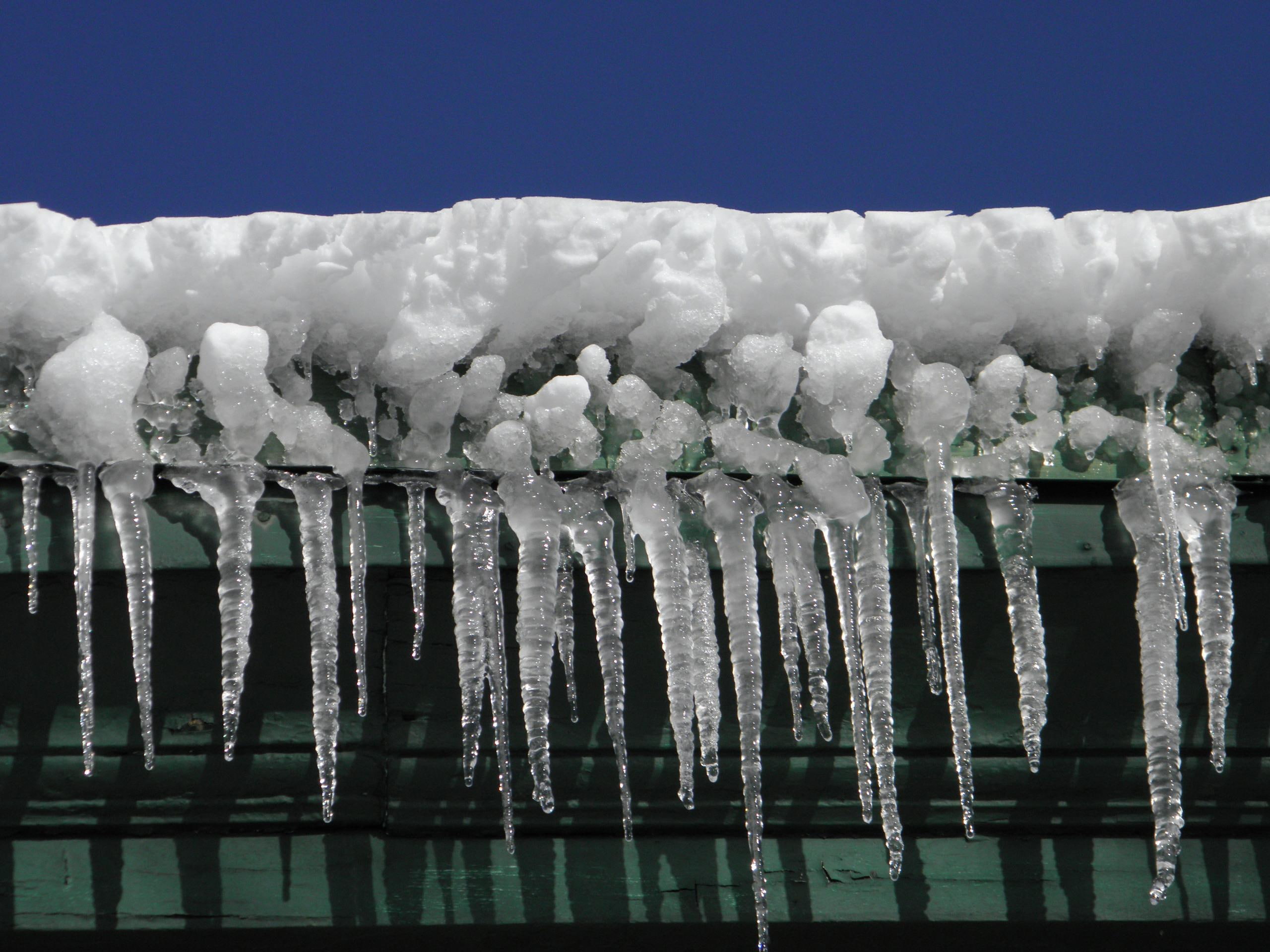 icicles, snow, 3d and abstract, house, white, roof, 2K, icicle, winter, HD Wallpaper