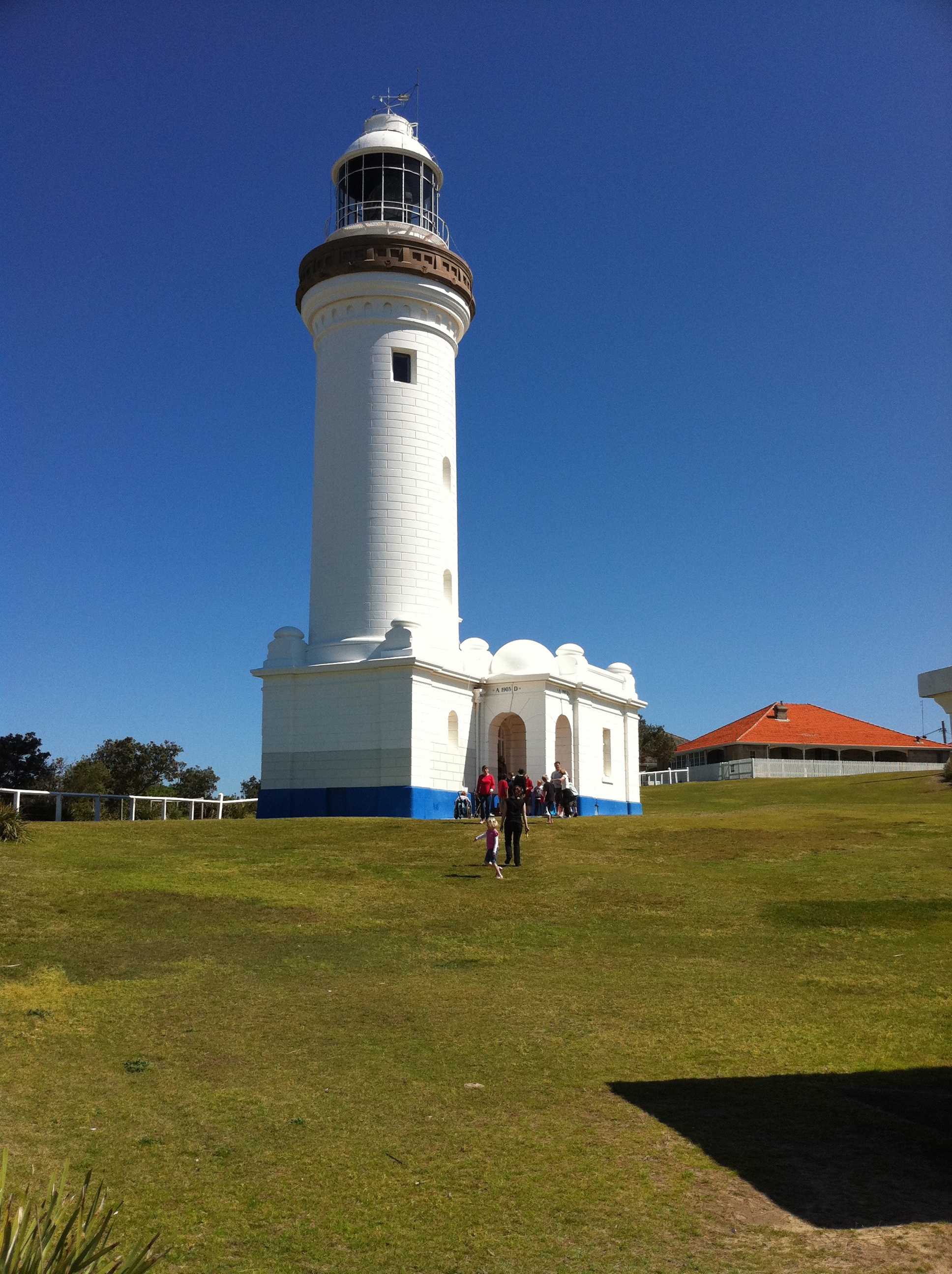 building exterior, clear sky, tourism, nature, plant, sky, copy space, tower, lighthouse, light, travel, architecture, grass, built structure, 2K, australia, Phone HD Wallpaper